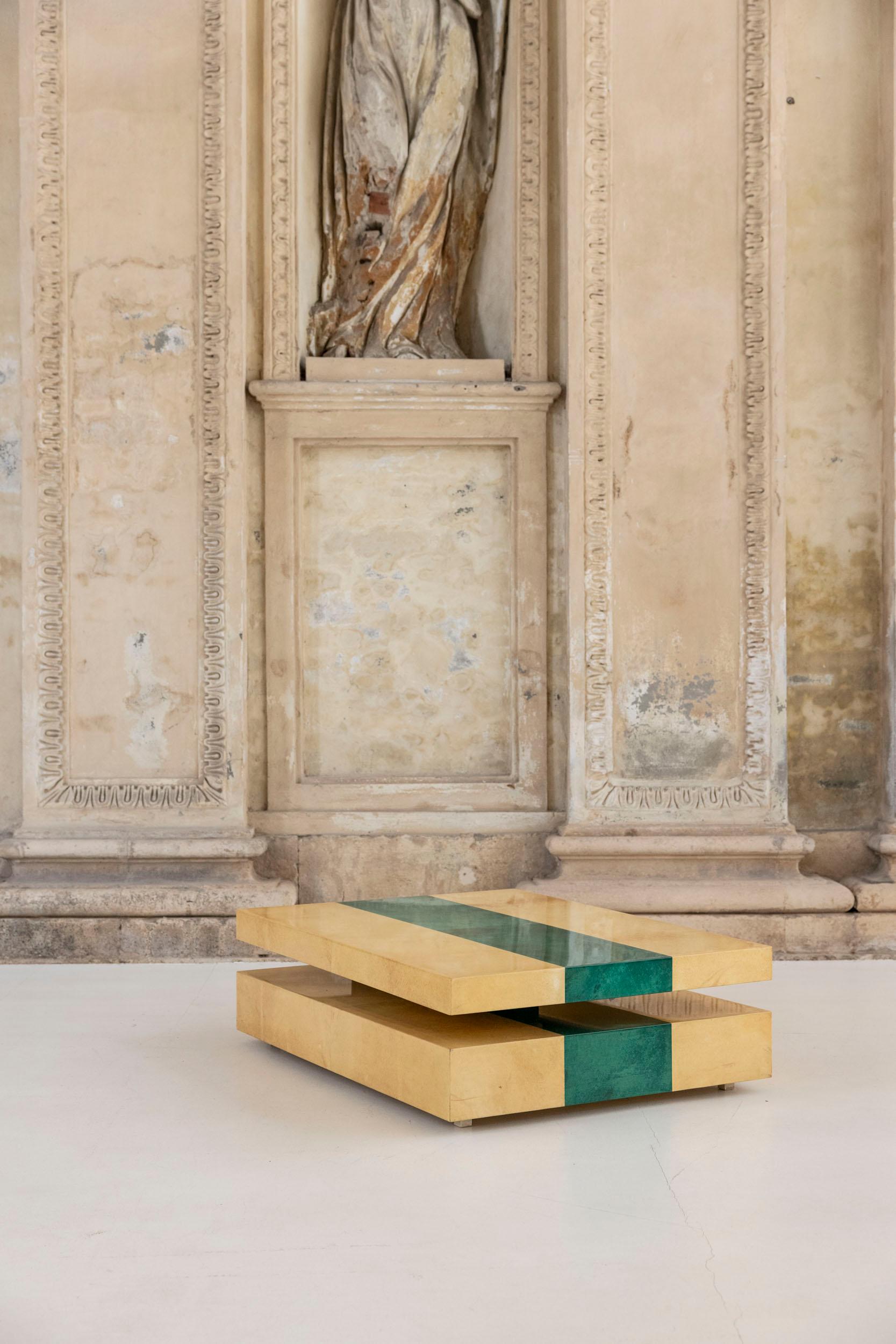 Bois Table à rallonge Aldo Tura en bois laqué et parchemin, Italie 1960 en vente