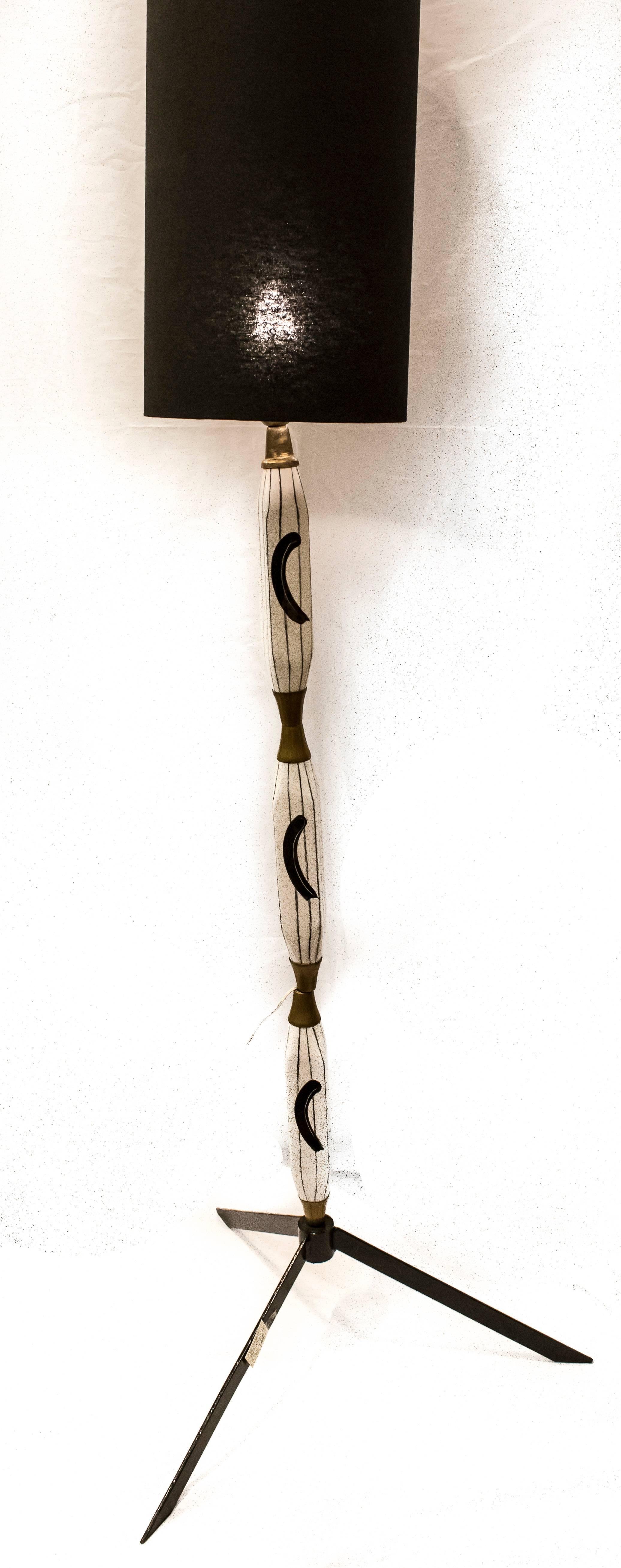 Beautiful floor lamp, by Aldo Tura (1909-1963) Milan (Italia). Painted ceramic with tribal motifs.
Black metal feet. In a very good condition. From a private collection in Milan.
     