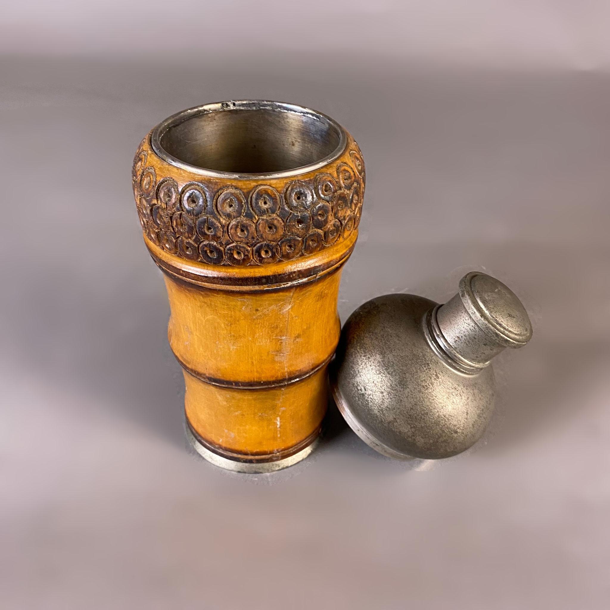 Ensemble de 3 pichets, shakers et boîtes décoratives en bois de bambou et en métal argenté de Macabo Cusano Milanino, datant des années 1950. La Collection S est une collection de designs d'Aldo Tura. 

- Le corps du pichet est en bambou nu et