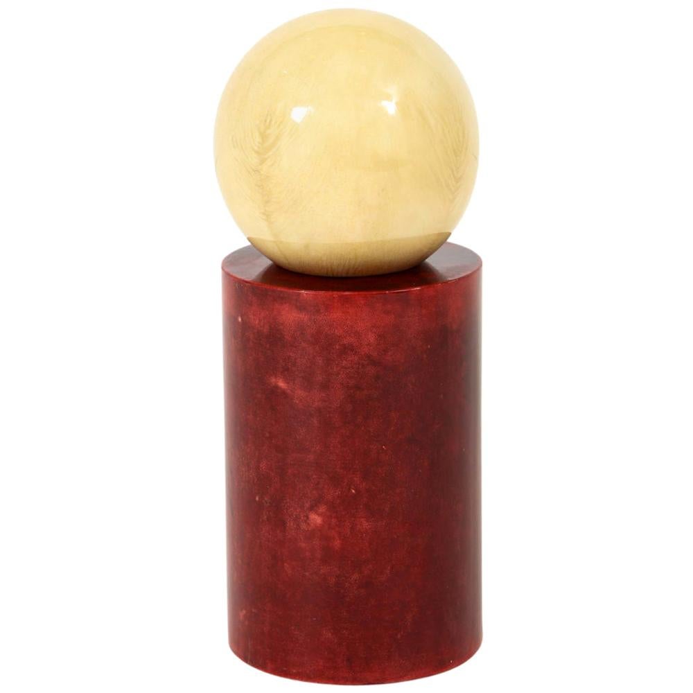 Sculpture rouge, crème, géométrique, en peau de chèvre laquée, signée Aldo Tura