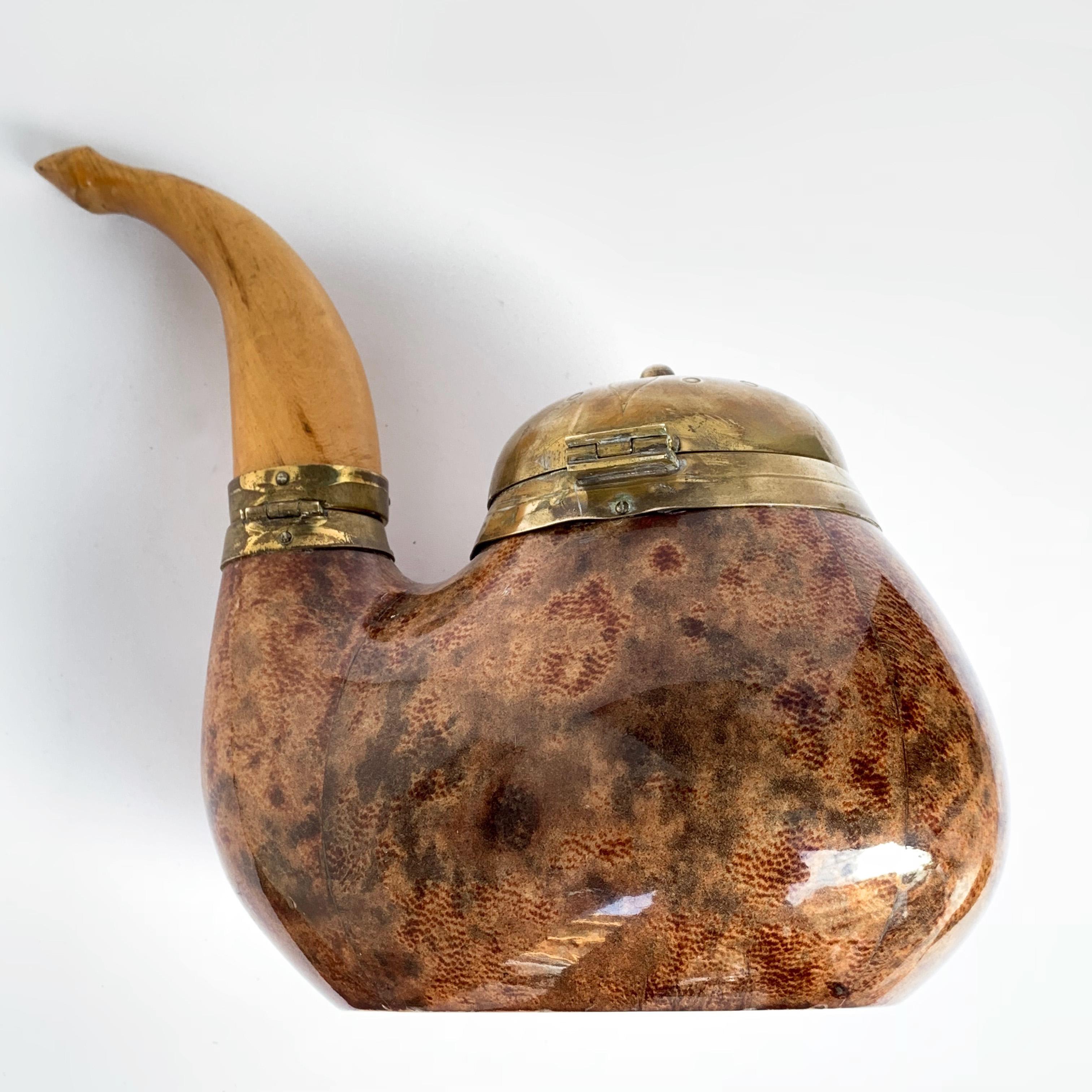Boîte à tabac italienne en forme de pipe en peau de chèvre, laiton et bois, Aldo Tura, années 1940 en vente 9