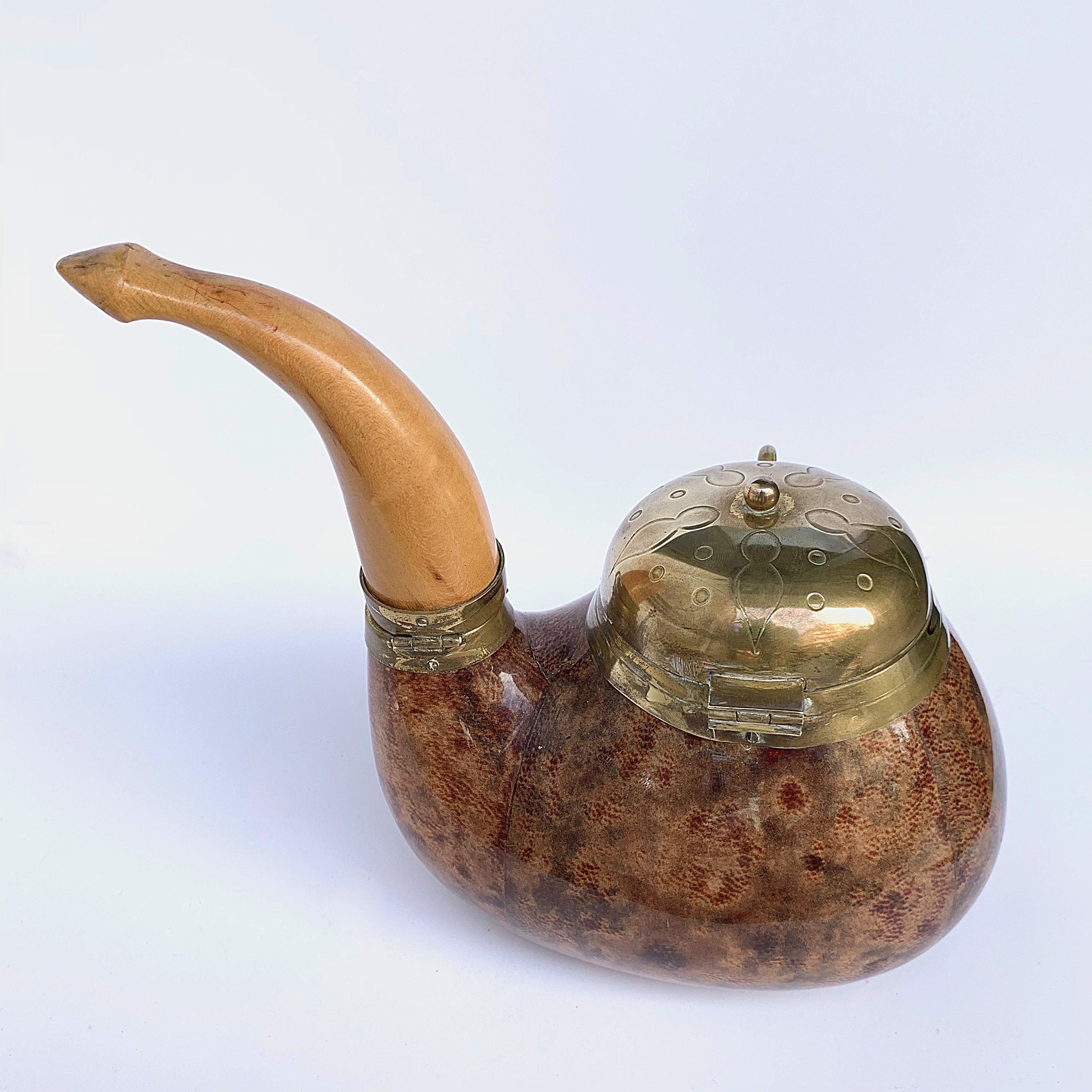 Milieu du XXe siècle Boîte à tabac italienne en forme de pipe en peau de chèvre, laiton et bois, Aldo Tura, années 1940 en vente