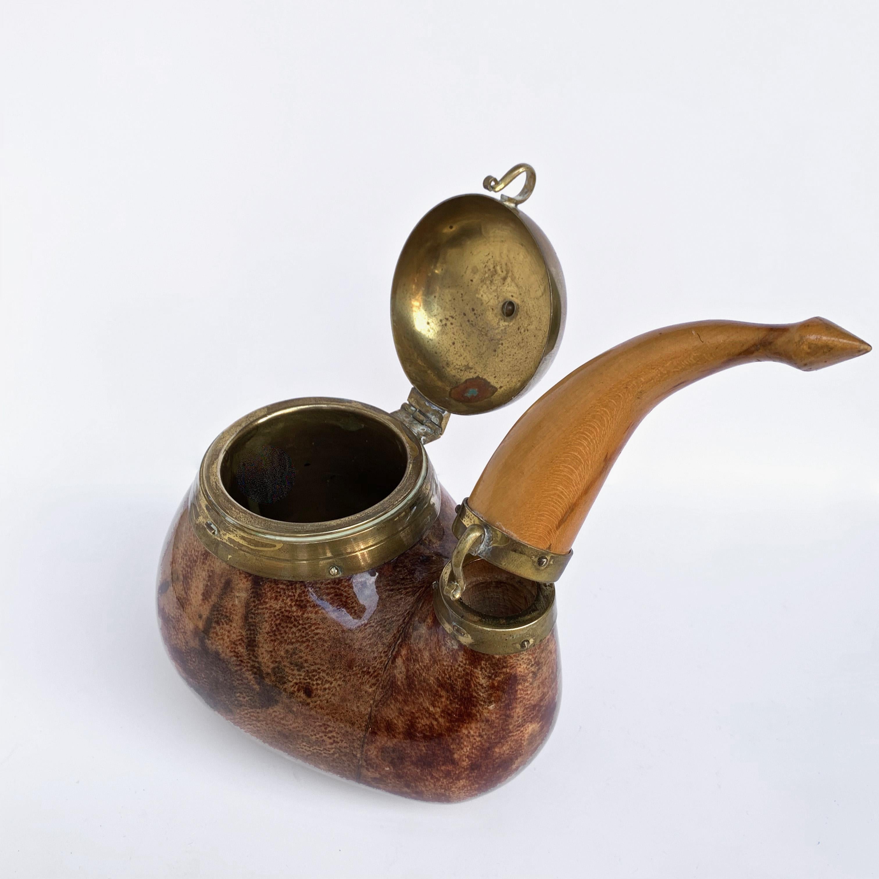 Boîte à tabac italienne en forme de pipe en peau de chèvre, laiton et bois, Aldo Tura, années 1940 en vente 1