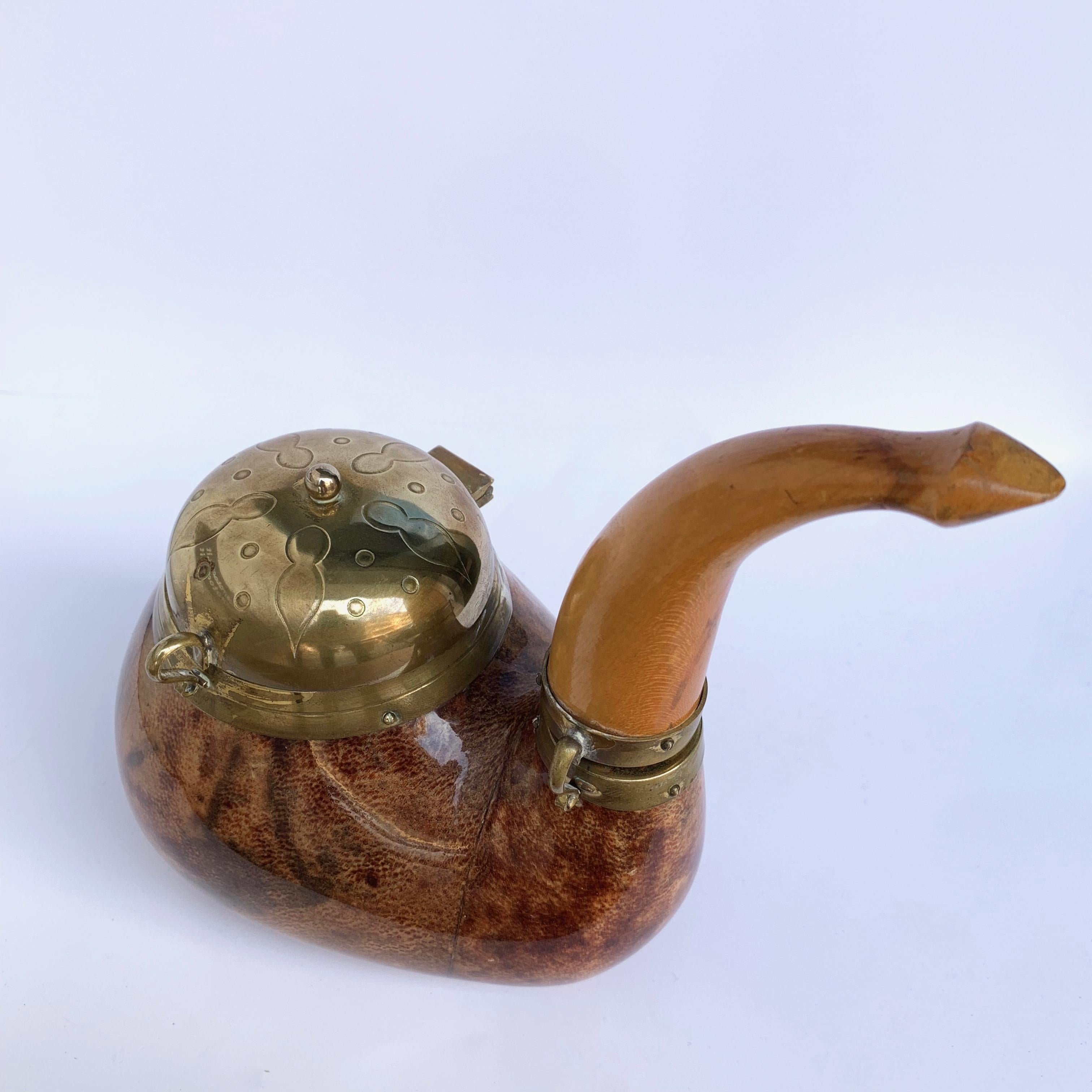 Boîte à tabac italienne en forme de pipe en peau de chèvre, laiton et bois, Aldo Tura, années 1940 en vente 2