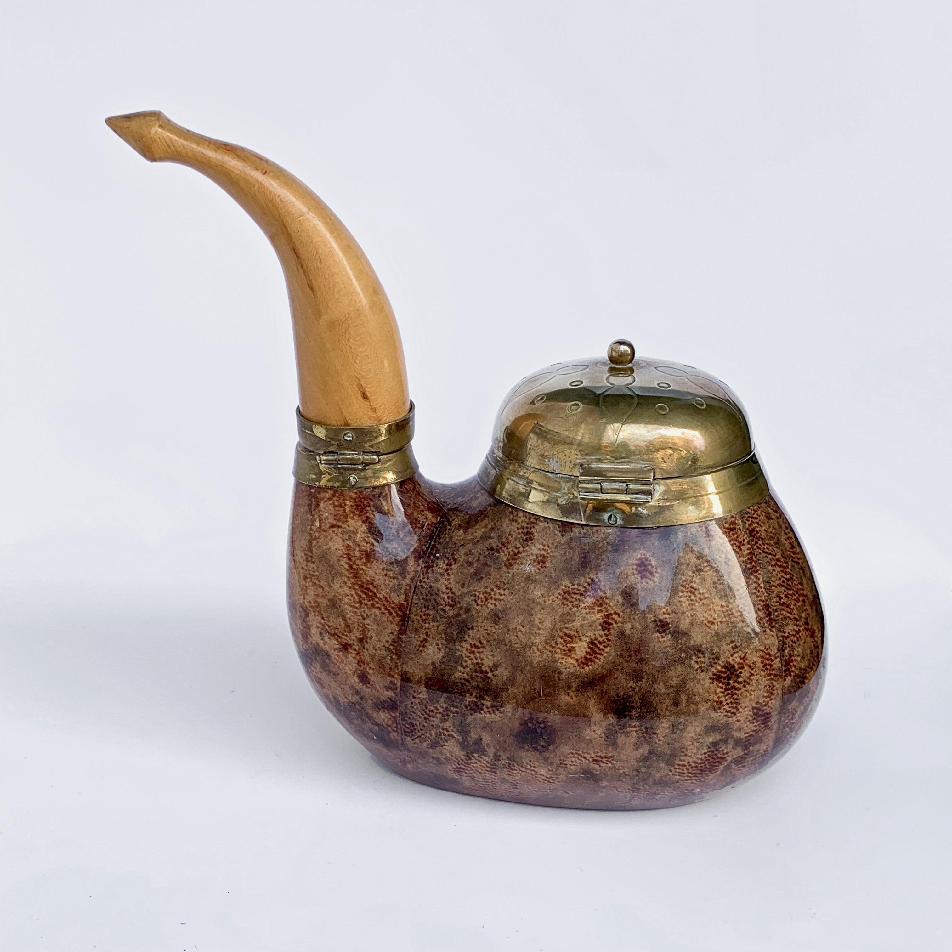 Boîte à tabac italienne en forme de pipe en peau de chèvre, laiton et bois, Aldo Tura, années 1940 en vente 3