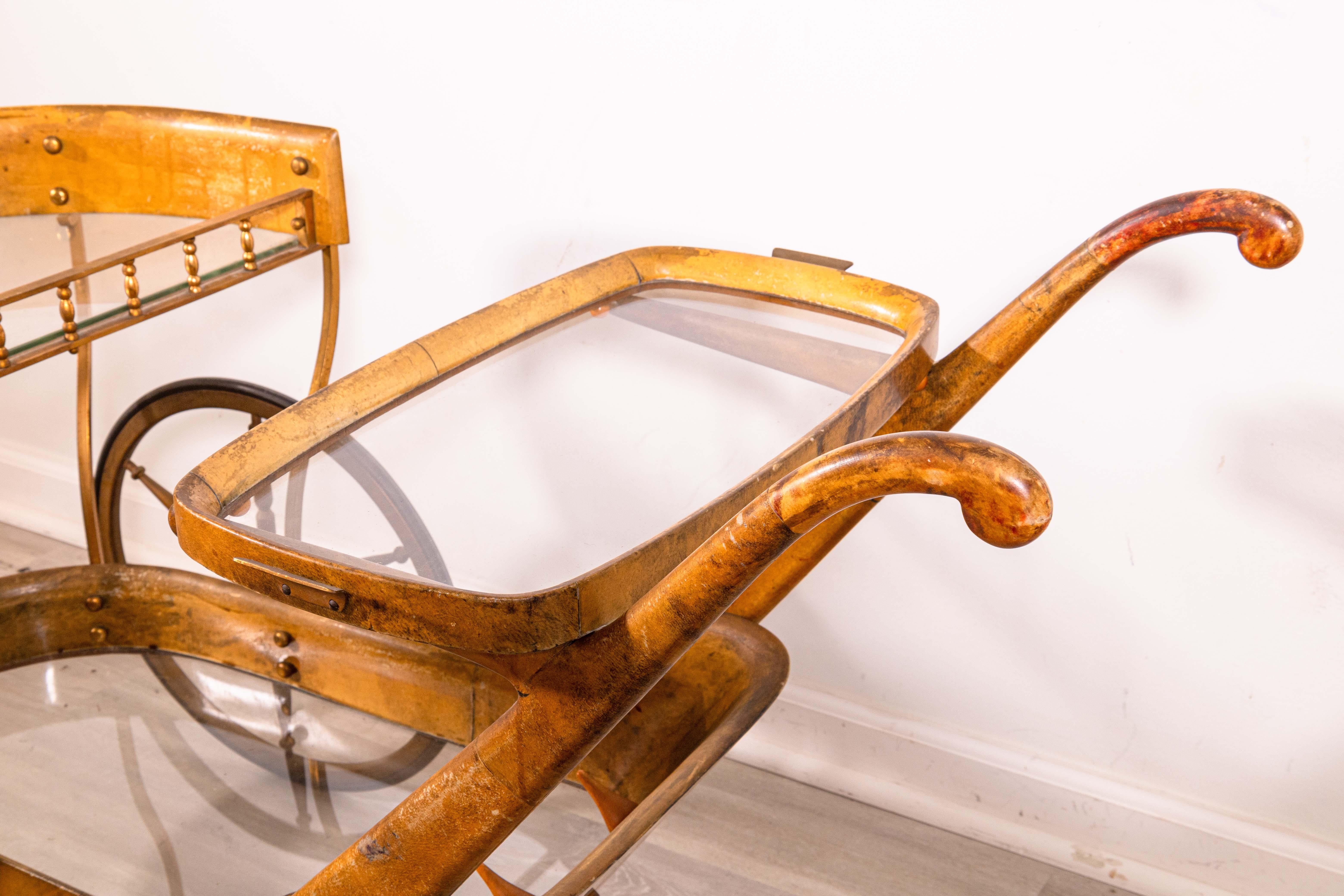 Chariot de service en peau de chèvre et laiton Aldo Tura des années 1950. Avec un design géométrique italien emblématique du milieu du siècle dernier, cette pièce est en très bon état vintage. Il mesure 26,75 pouces de haut, 45 pouces de long et