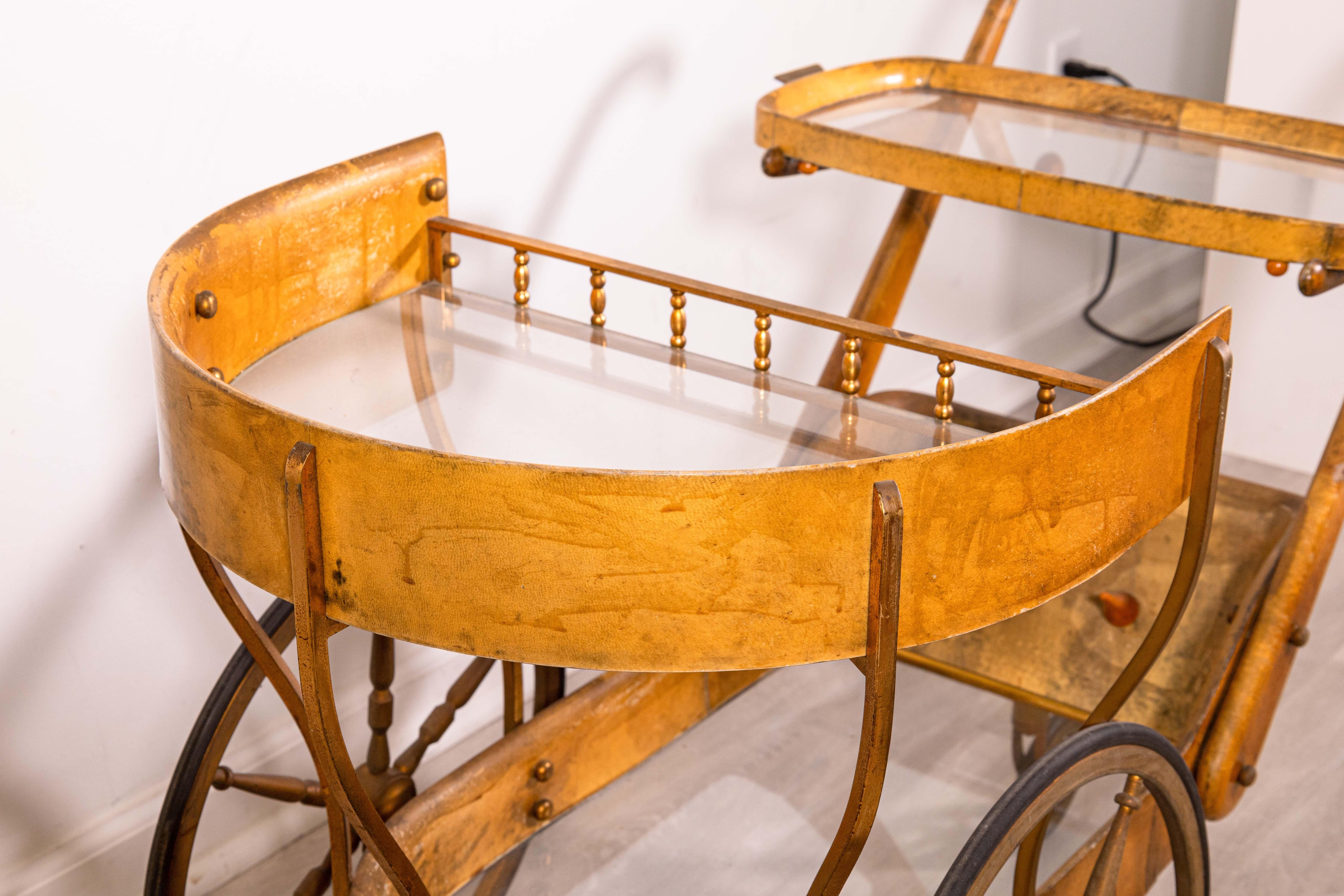 Chariot de service de bar en peau de chèvre Aldo Tura Vintage 1950s Mid Century Modern Bon état - En vente à Keego Harbor, MI