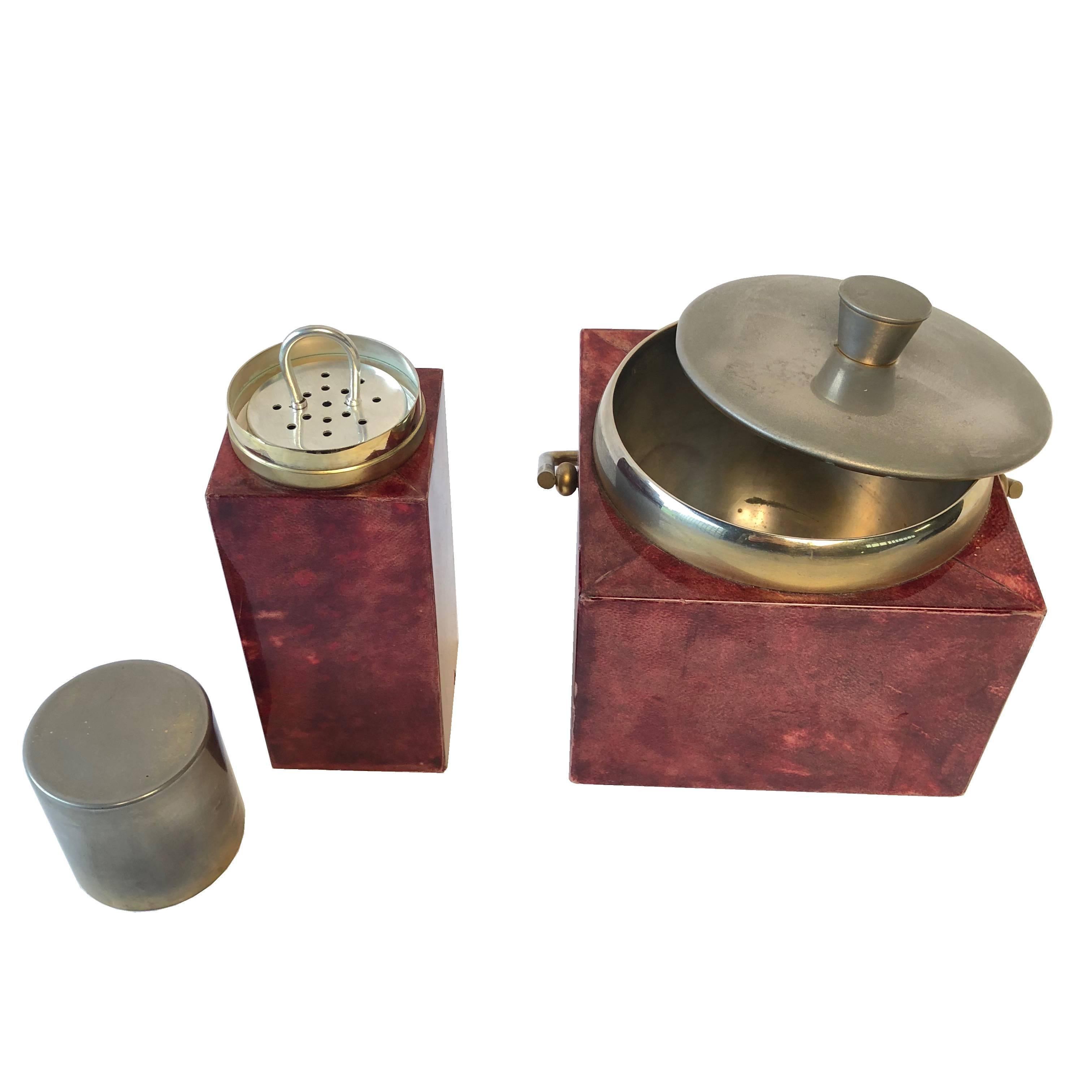 Ice bucket set bar complete with ice Shaker.
The materials used are colored goatskin and brass.
Good conditions considering its age.

Ice bucket dimensions: 17 x 17 x 12 cm;
Shaker dimensions: 7.5 x 7.5 x 24.5 cm.
