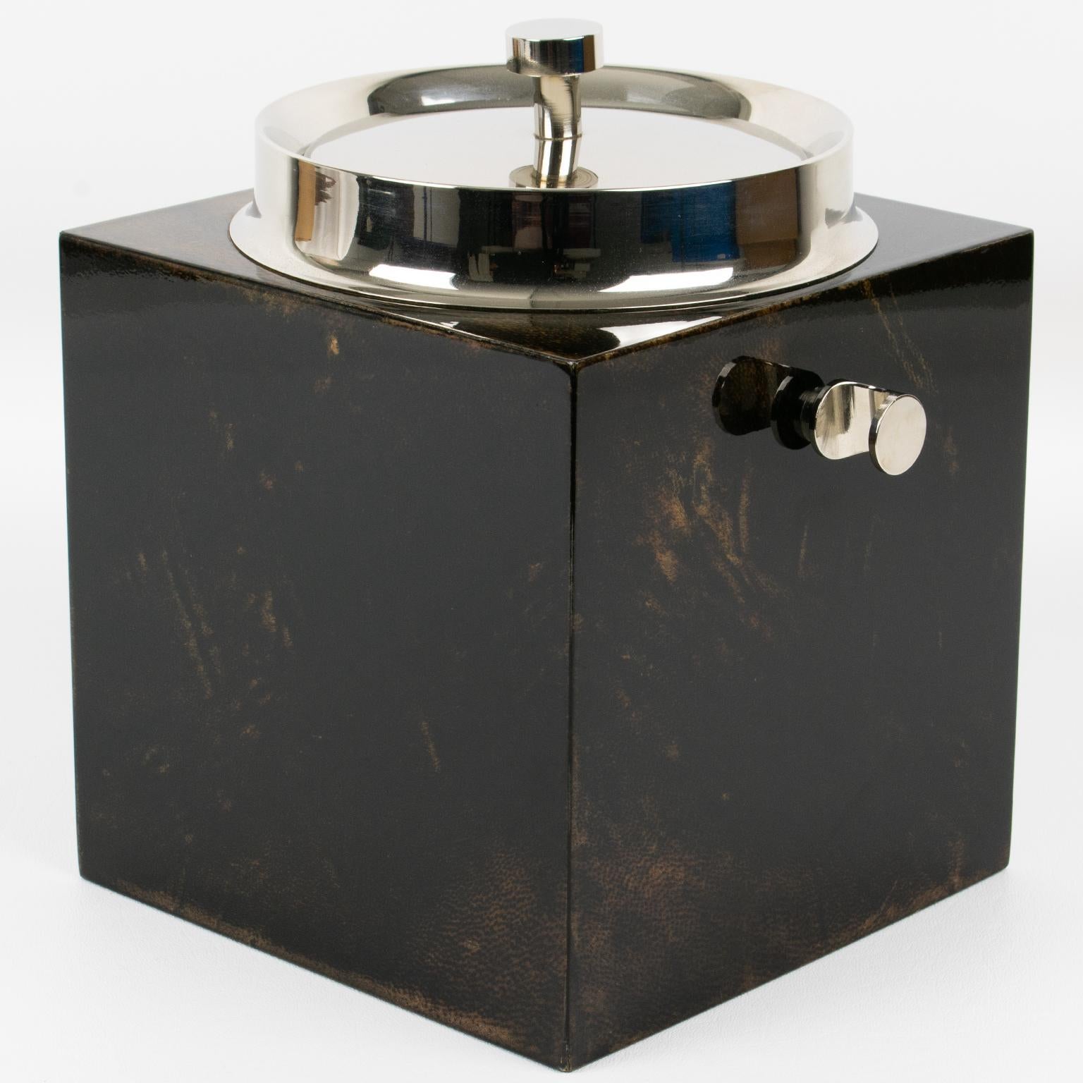 Il designer italiano Aldo Tura ha creato questo elegante secchiello per il ghiaccio in pelle di capra laccata e metallo cromato nel 1960 circa. Il secchiello per il ghiaccio quadrato rivestito in pelle di capra di Vellum ha un colore marrone ricco e