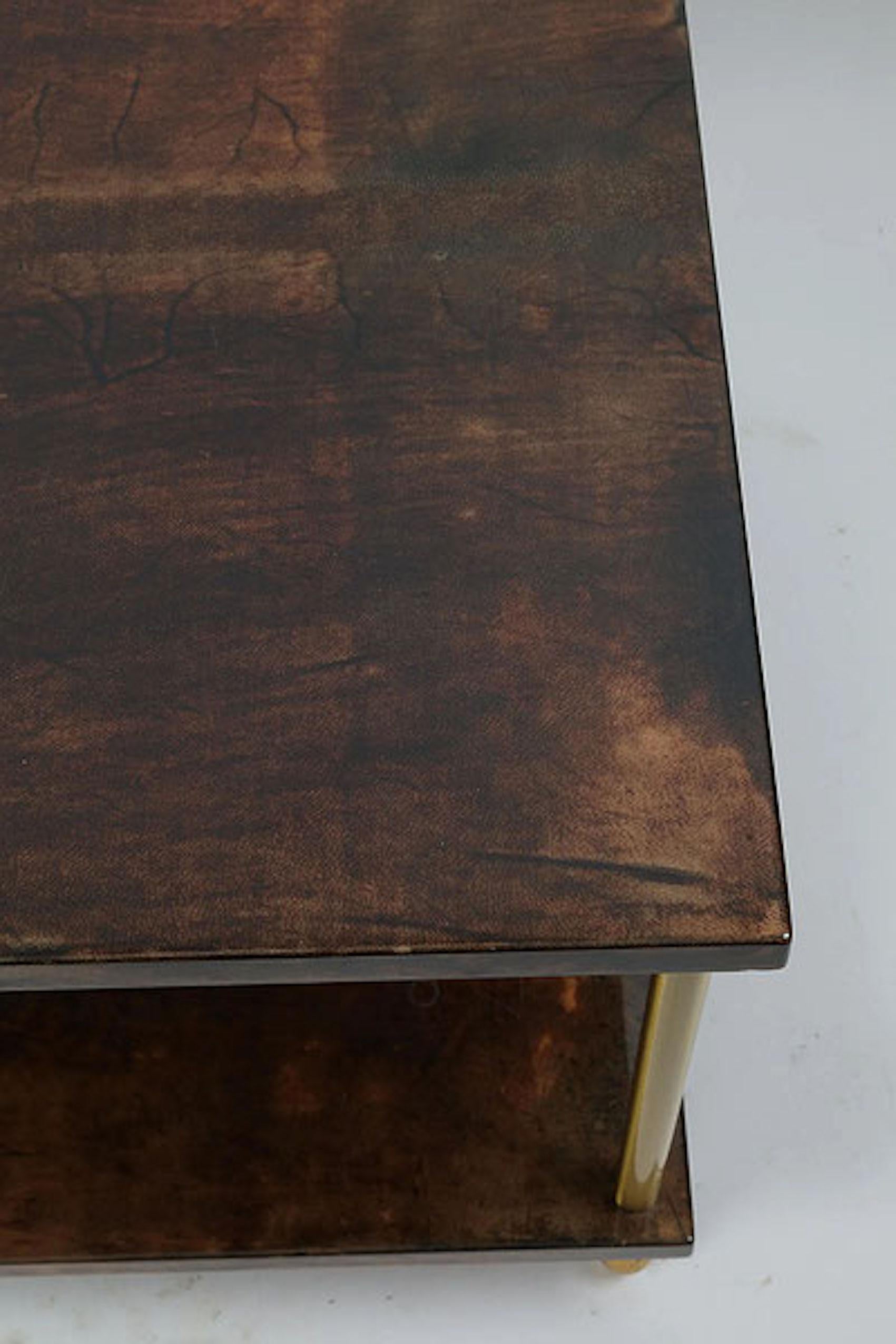 Milieu du XXe siècle Table d'appoint à deux niveaux Aldo Tura en peau de chèvre bronze en vente