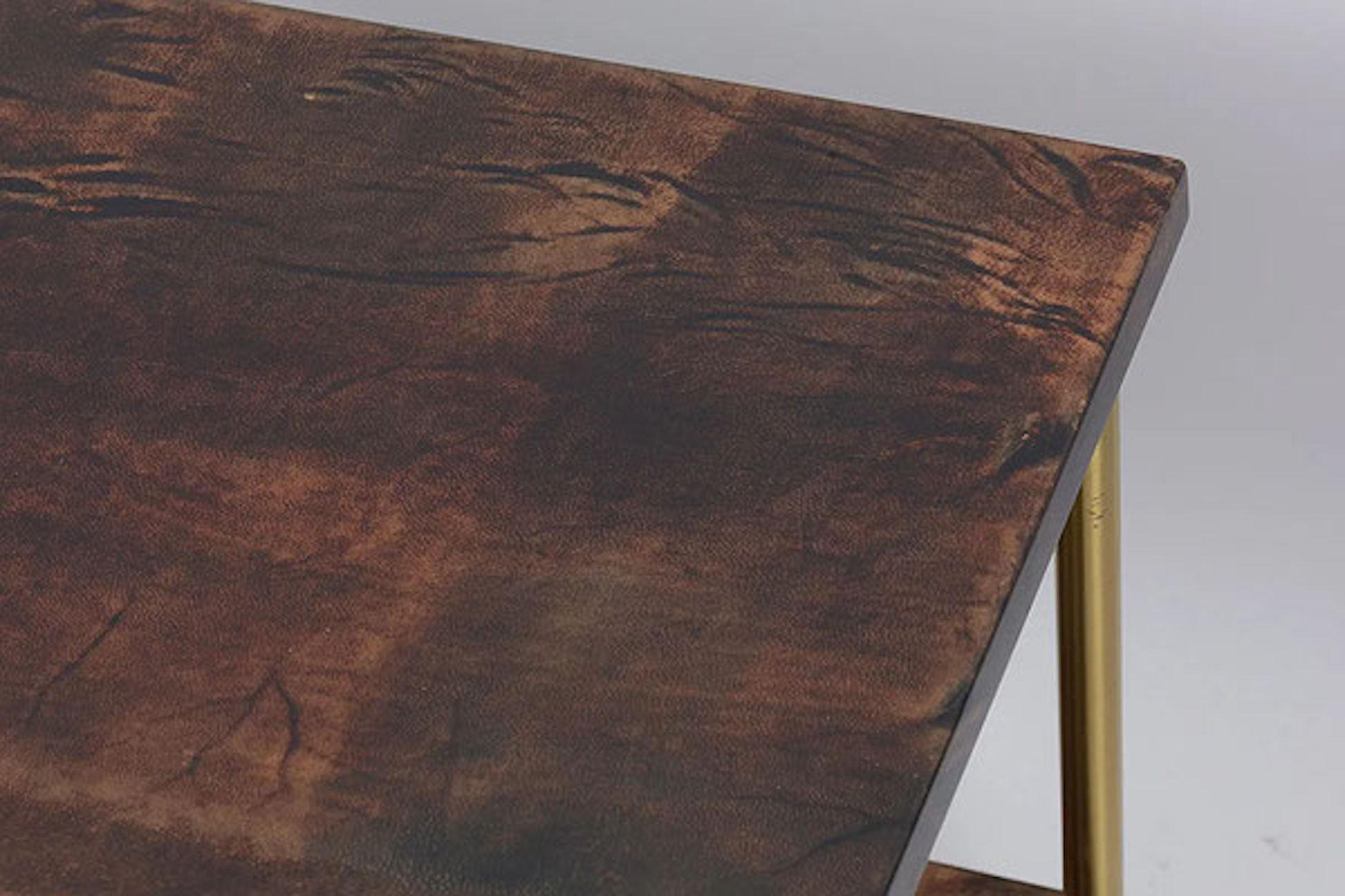 Cuir de chèvre Table d'appoint à deux niveaux Aldo Tura en peau de chèvre bronze en vente