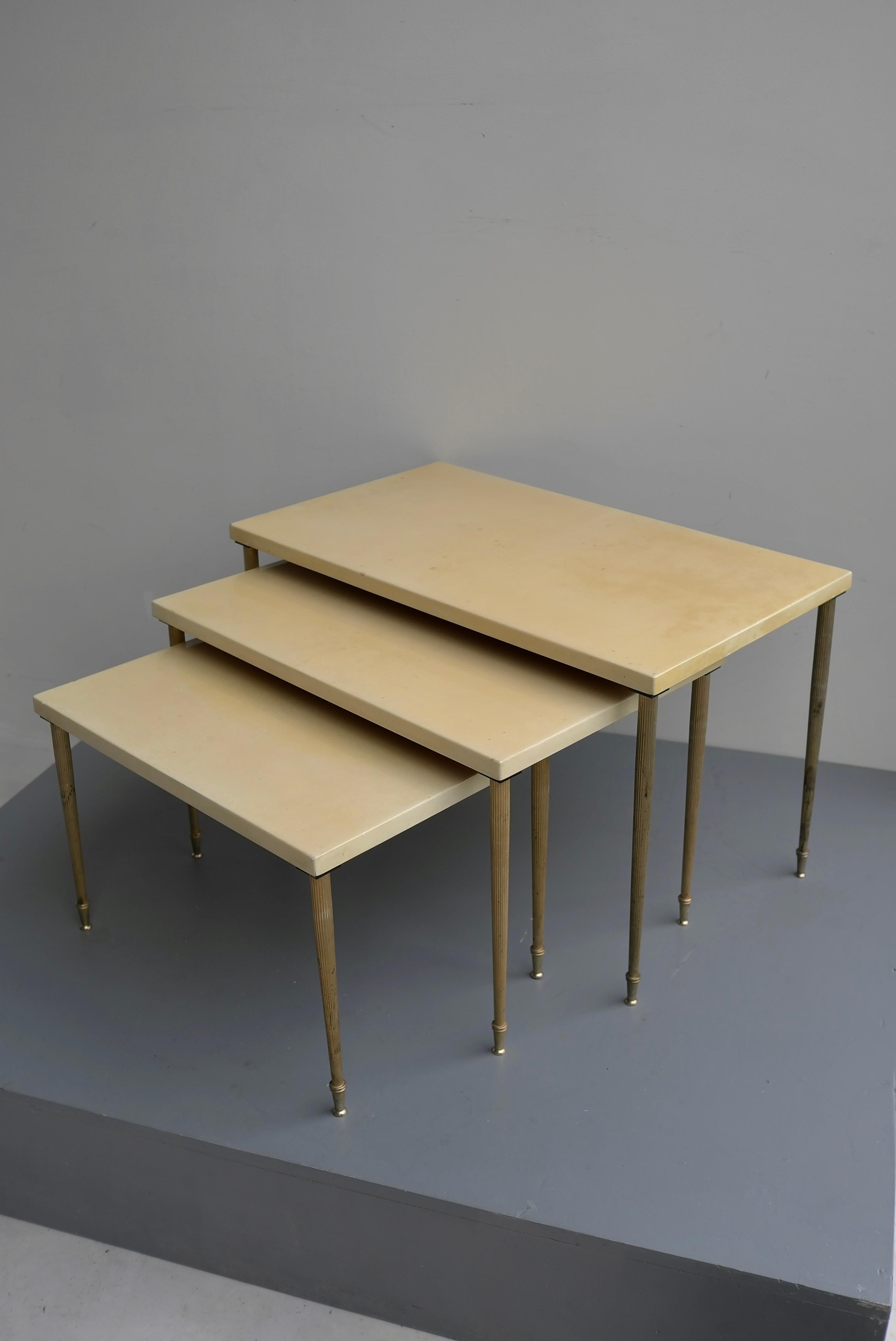 Nesting Tables aus Ziegenleder in elfenbeinfarbenem Crème von Aldo Tura, Italien, 1950er Jahre im Zustand „Gut“ im Angebot in Den Haag, NL