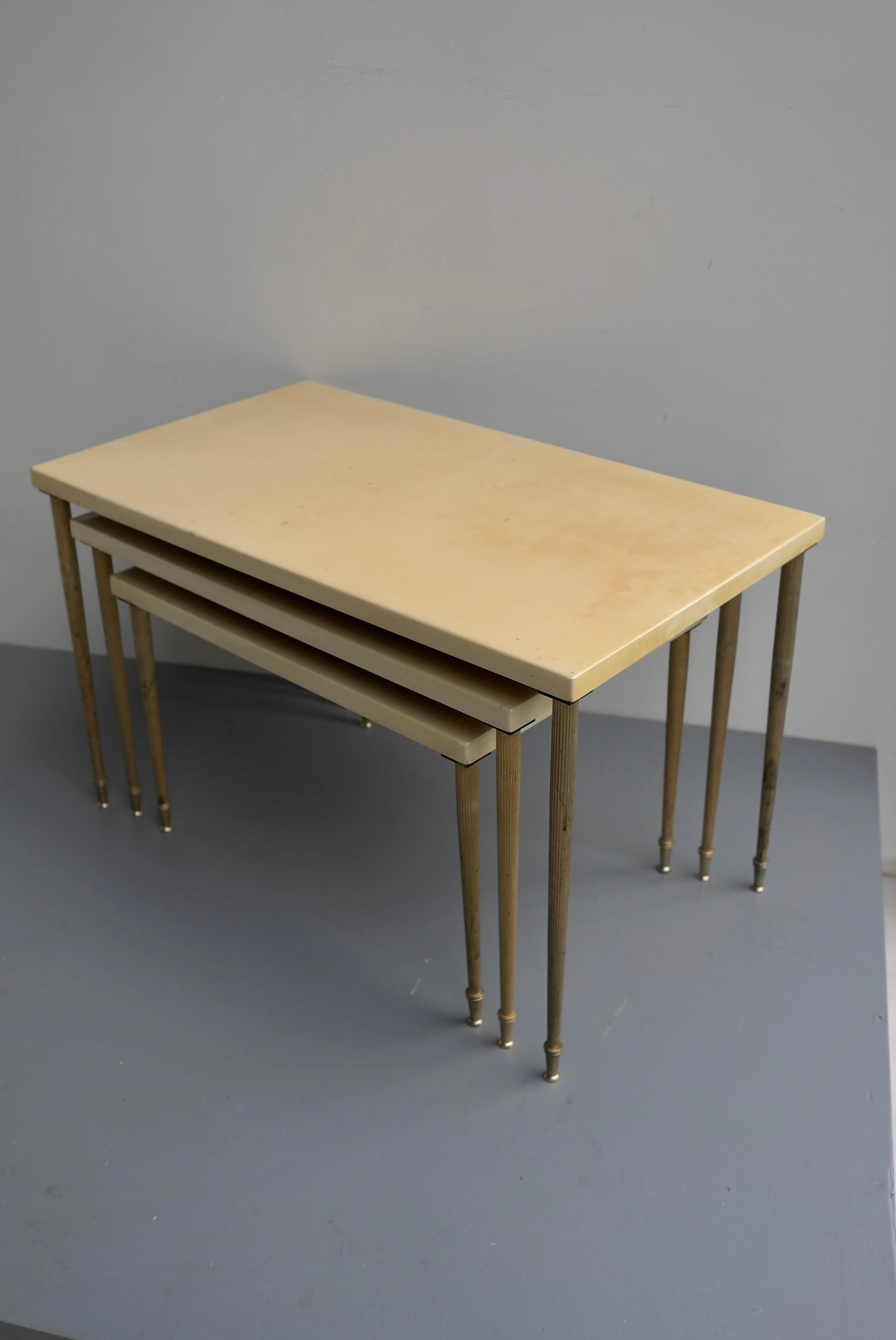 Nesting Tables aus Ziegenleder in elfenbeinfarbenem Crème von Aldo Tura, Italien, 1950er Jahre (Mitte des 20. Jahrhunderts) im Angebot