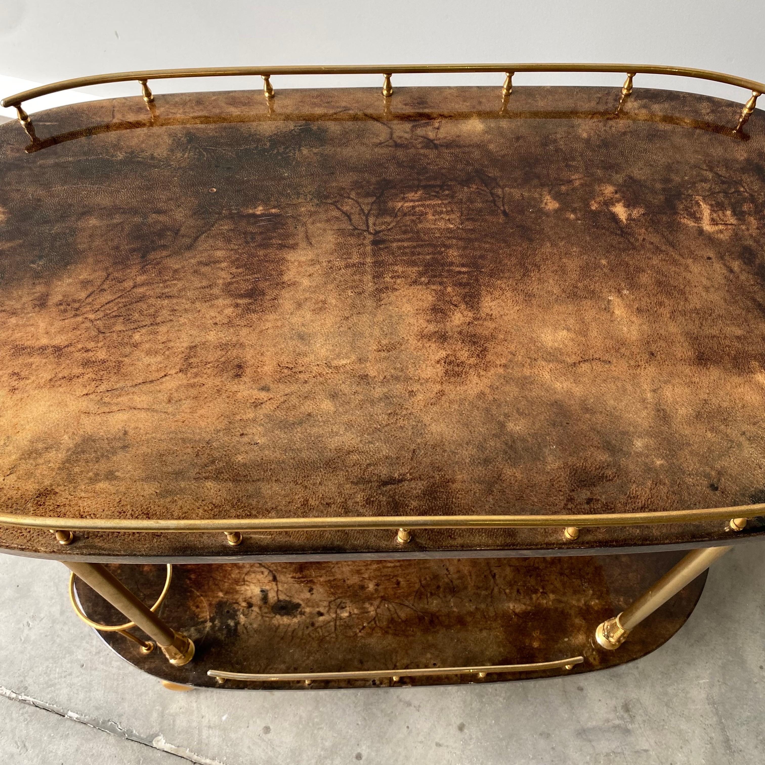 Chariot de bar en peau de chèvre Aldo Tura, Milan, Italie, années 1960 Bon état - En vente à Raleigh, NC