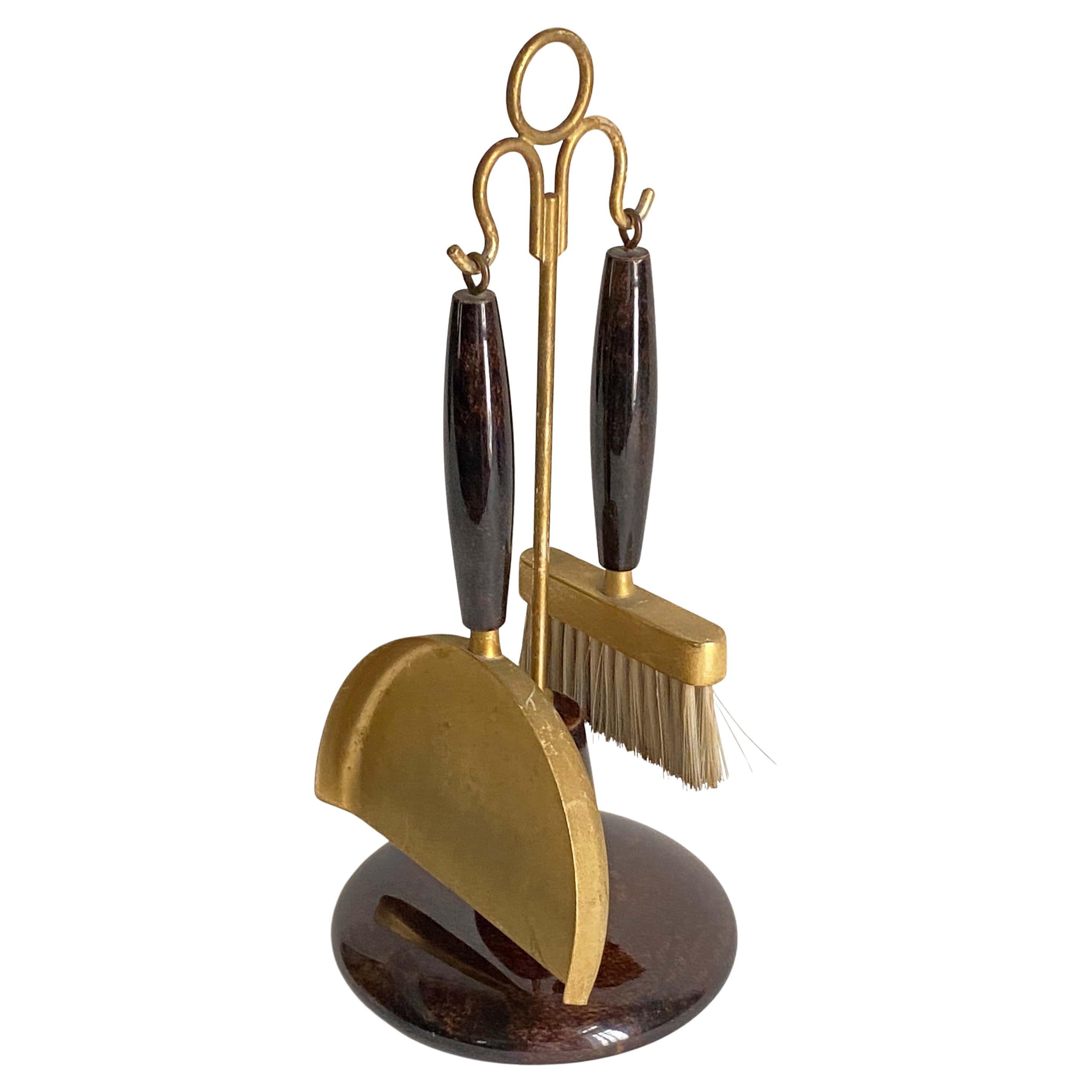 Aldo Tura Goatskin Parchment 
Brass Butler Crumber Crumb 3-Piece Set Italian im Angebot