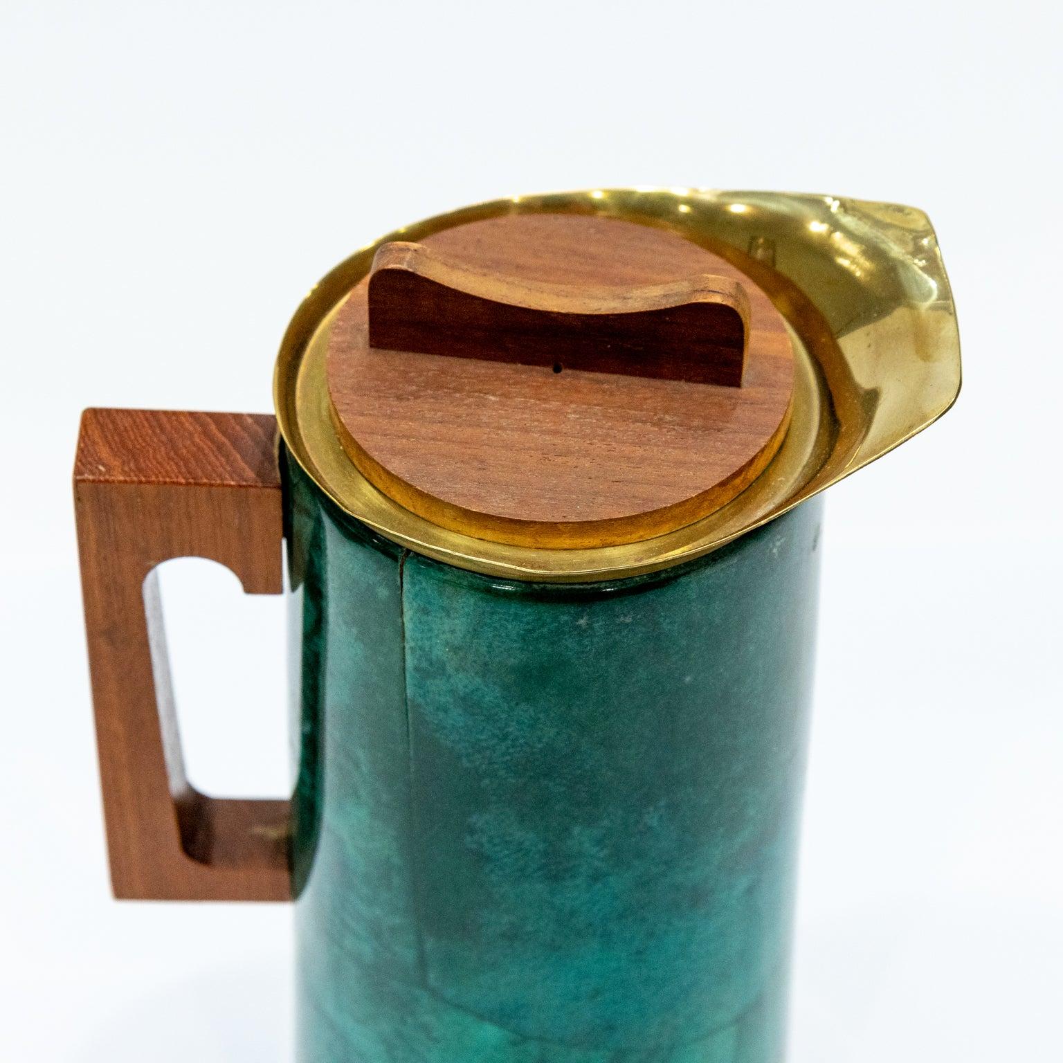 Thermos in pelle di capra Aldo Tura verde verniciato con manico e coperchio in legno. Disegnato da Aldo Tura, prodotto in Italia. Circa 1960. Si prega di notare l'usura tipica dell'età.
 