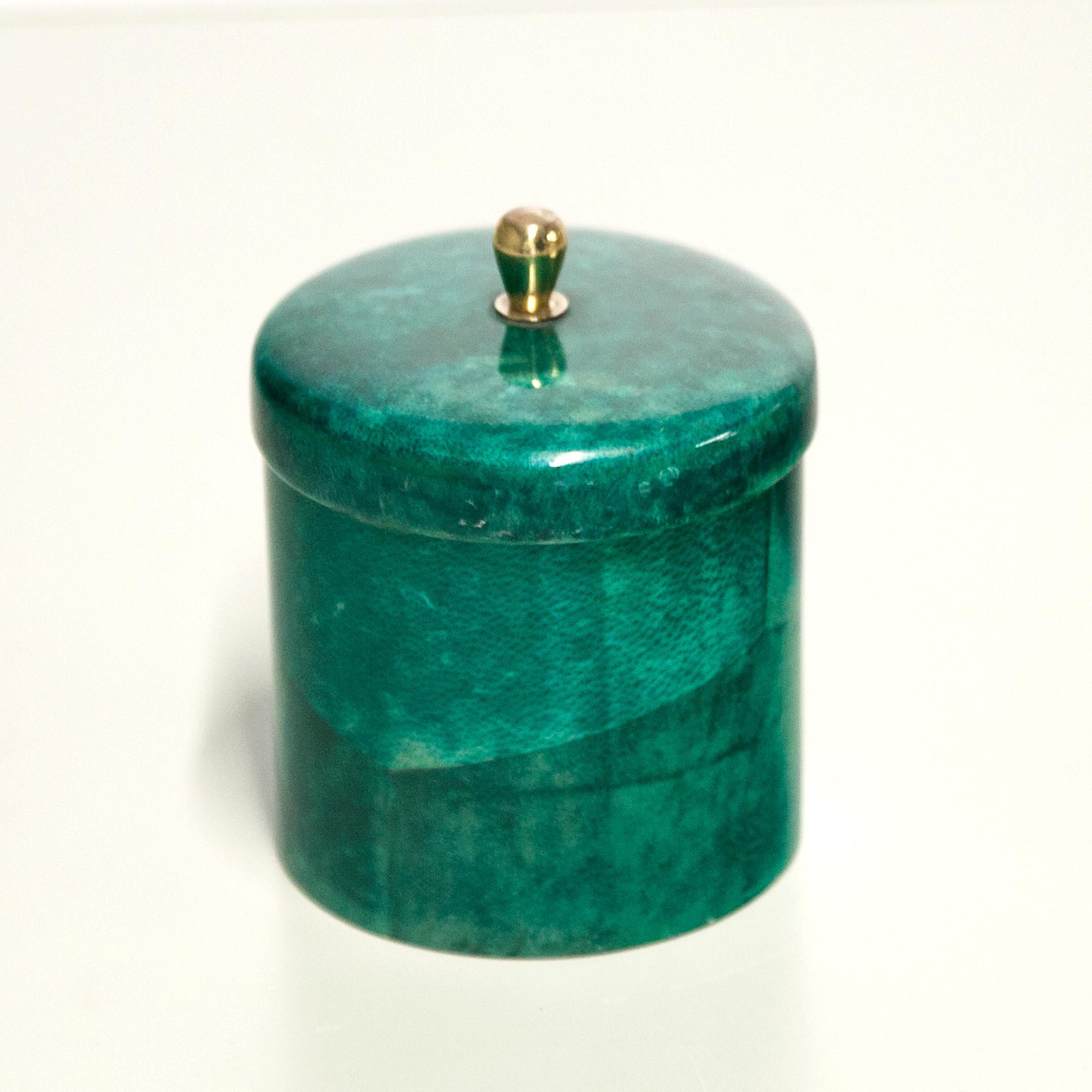 Elegant small box in green goatskin with a brass nope and walnut inlay inside, made by Aldo Tura in the 1970s. Excellent vintage condition.