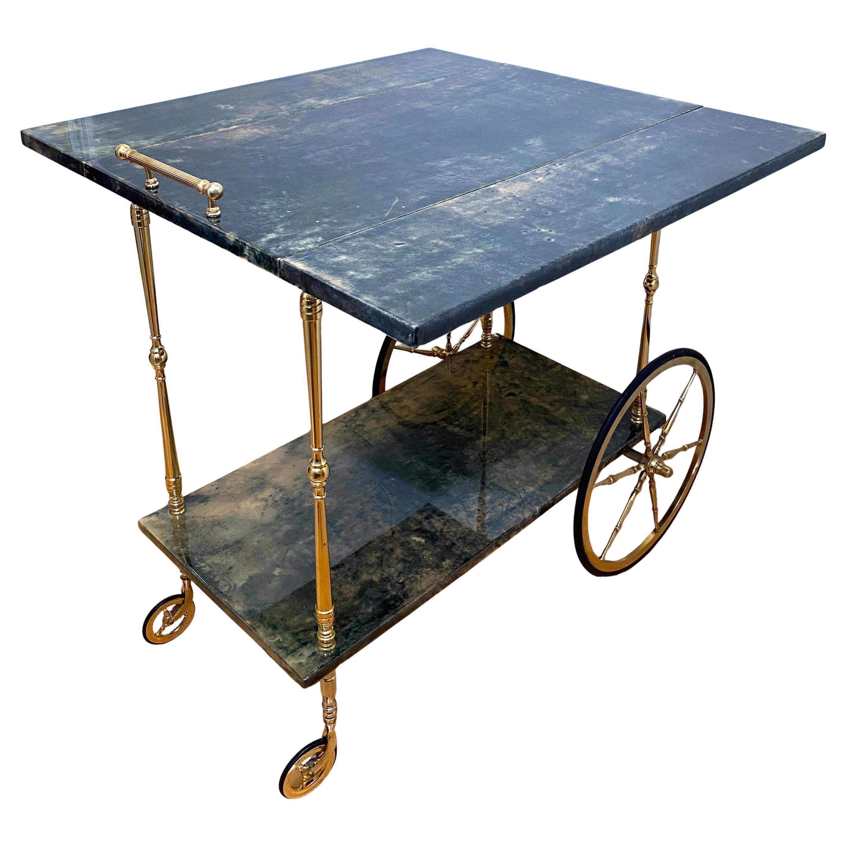 Aldo Tura Chariot de bar en peau de chèvre laqué vert, chariot à boissons à deux niveaux en laiton