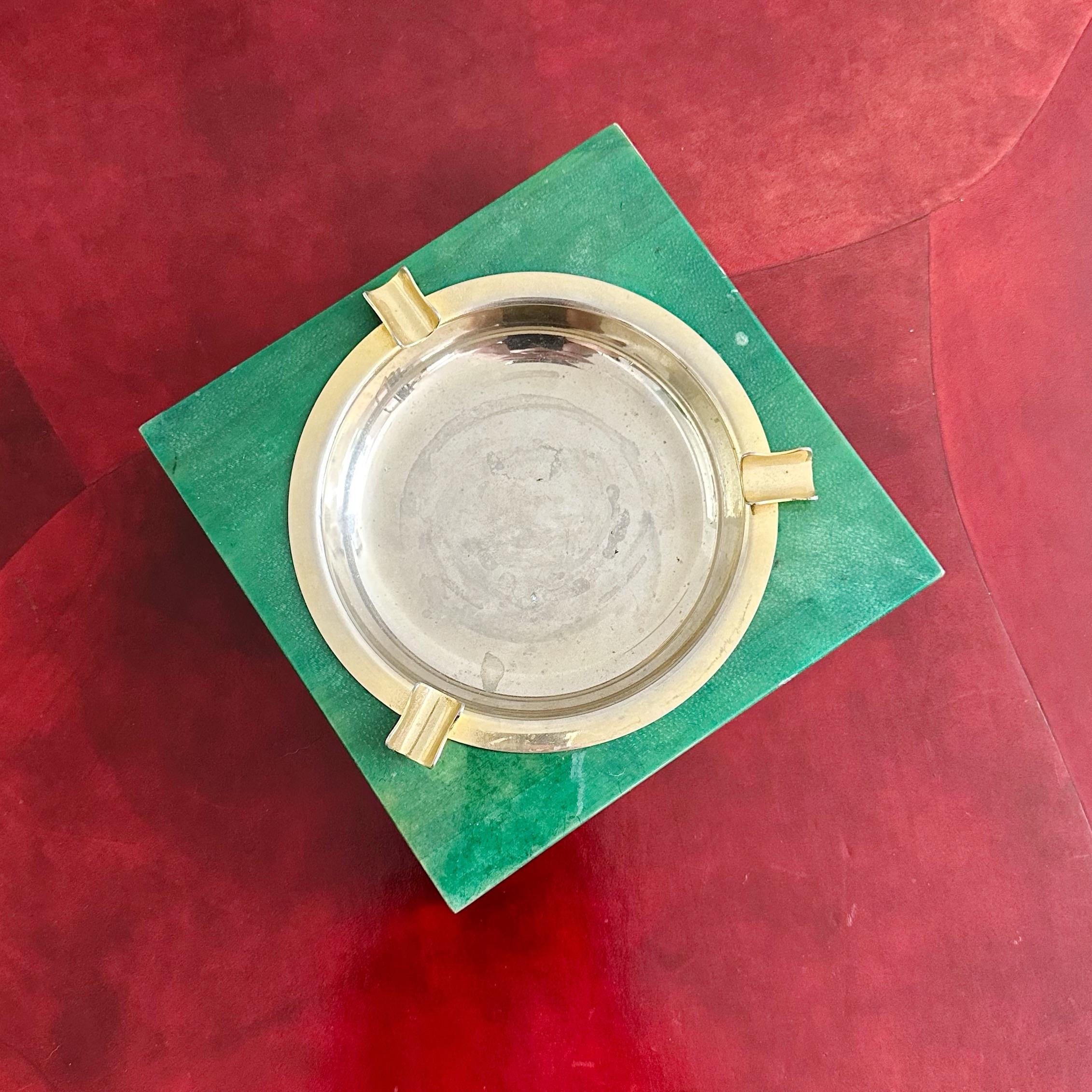 Cenicero de pergamino verde y latón Aldo Tura, Italia, años 60 Moderno de mediados de siglo en venta