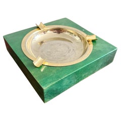 Cendrier attrape-tière Aldo Tura en parchemin vert et laiton, Italie, années 1960