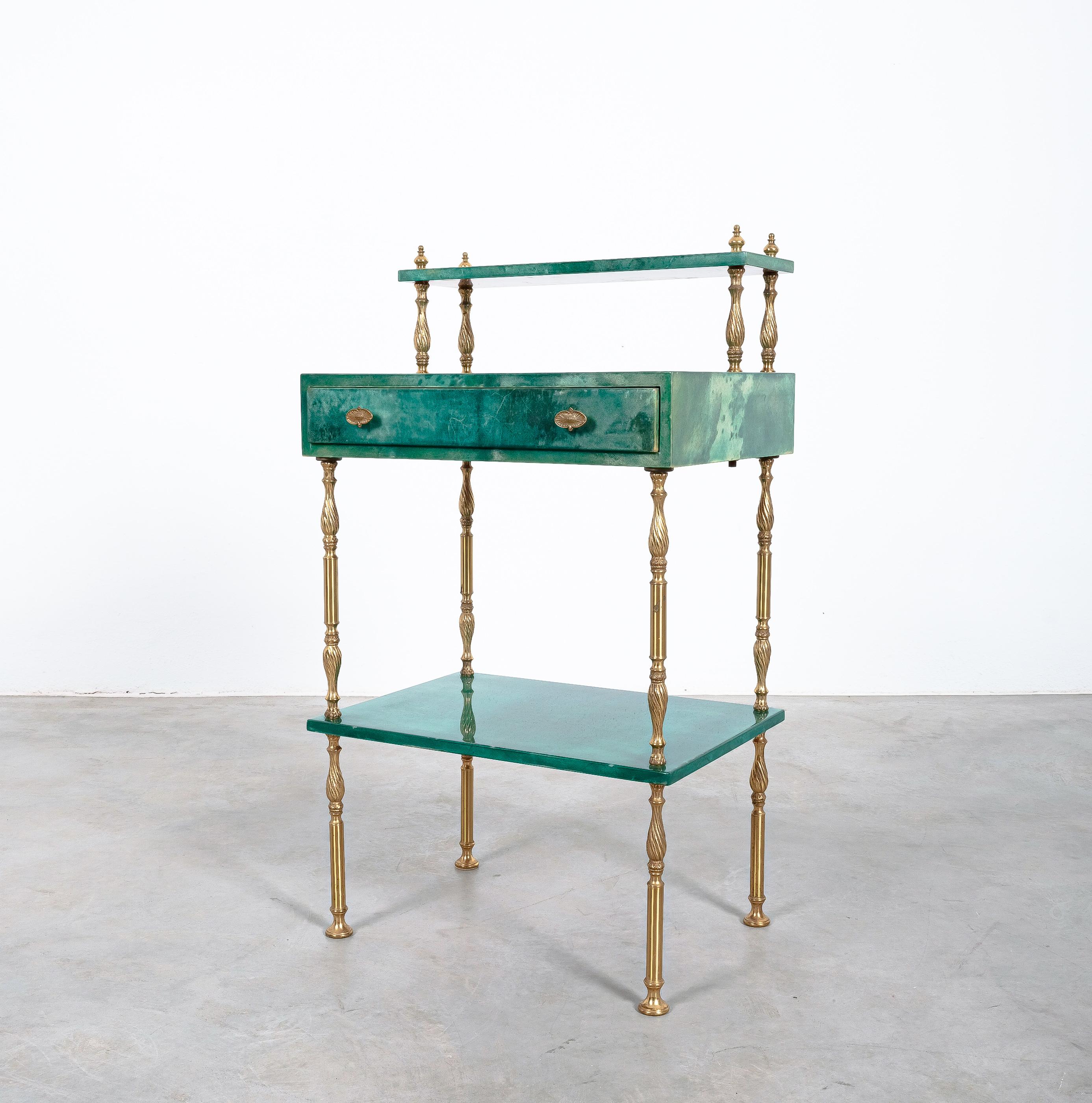 Original mid-century Aldo Tura side table with drawer, Milano 1960.

Beautifully preserved parchment side or bed table with accentuated corinthian brass / iron pillars. An elegant piece for a dresser room or as a side table with a single drawer. The