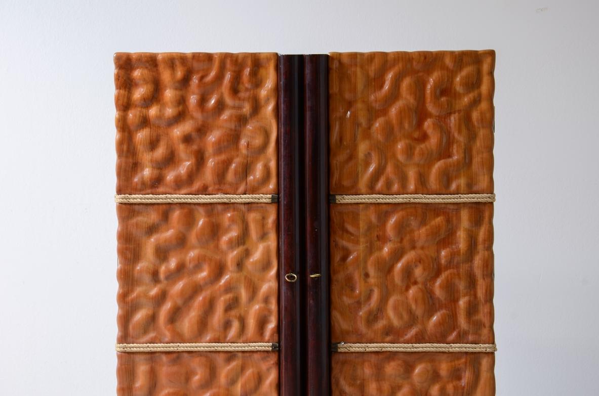 Mid-Century moderno Aldo Tura hand-carved lime wood bar cabinet. in vendita