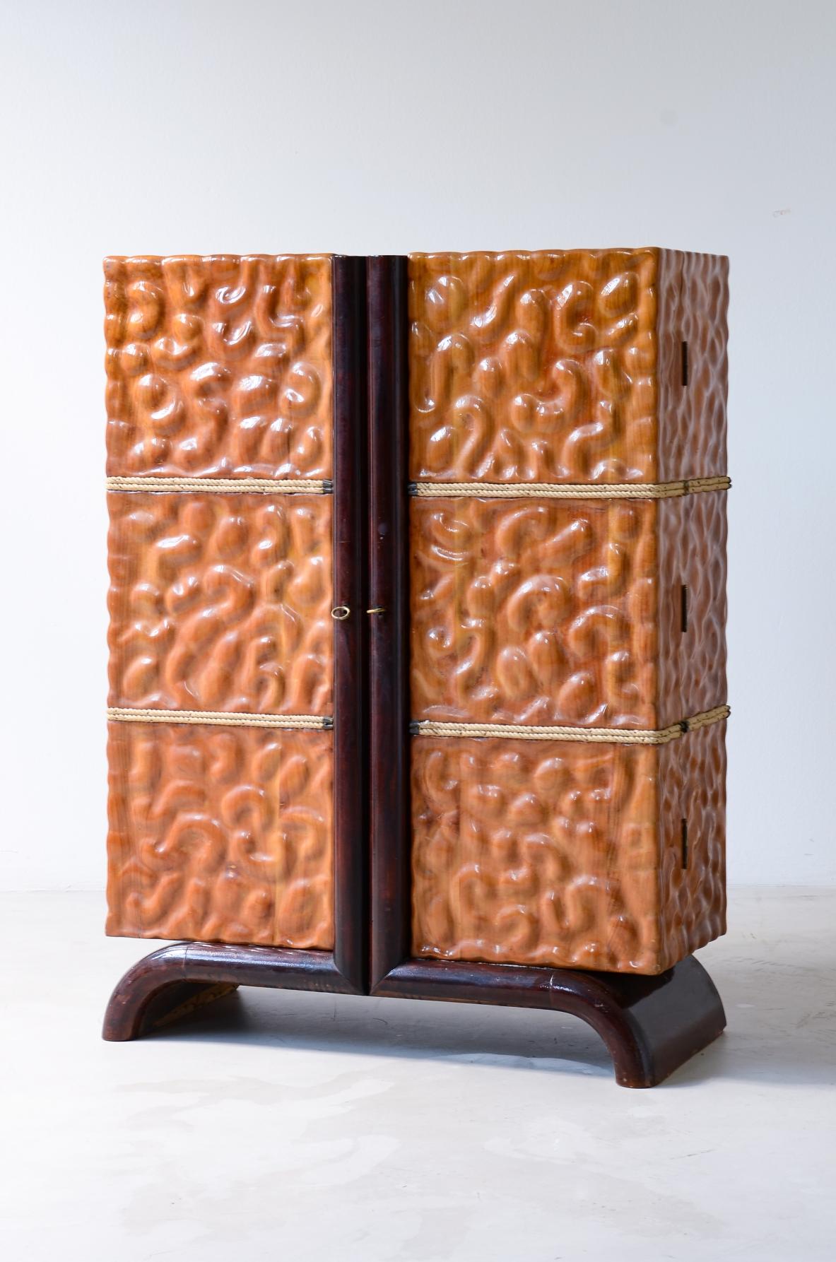 Aldo Tura hand-carved lime wood bar cabinet. In condizioni ottime in vendita a Milano, IT