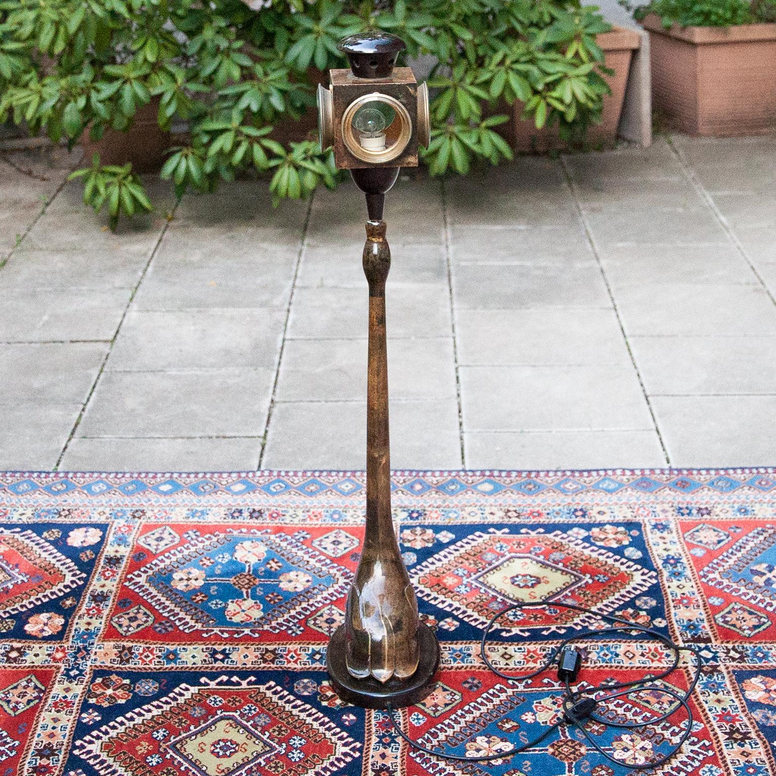 Milieu du XXe siècle Aldo Tura - Grand lampadaire en forme de cygne en peau de chèvre marron en vente