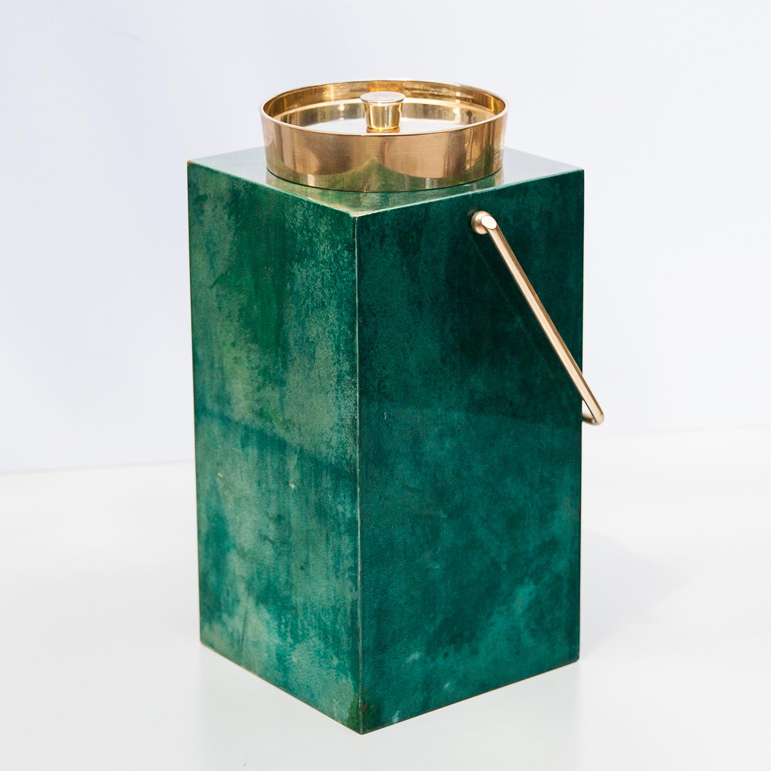 Großer Aldo Tura Champagner-, Weinkühler oder Eiskübel aus grünem Pergament mit Messingeinlage. Diese Kühlbox wurde in den 1960er Jahren hergestellt und befindet sich in einem ausgezeichneten Vintage-Zustand.
Zusammen mit Künstlern wie Piero