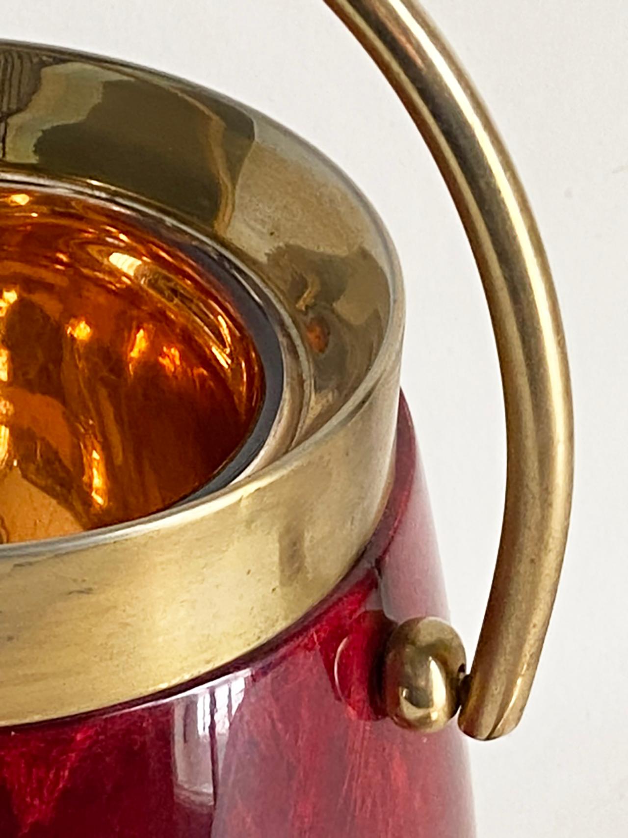 Seau à glace Aldo Tura -- Peau de chèvre rouge et laiton -- Italie du milieu du siècle dernier en vente 3