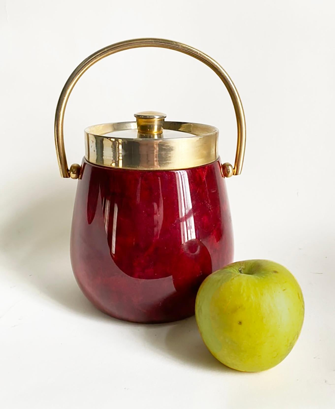 Mid-Century Modern Seau à glace Aldo Tura -- Peau de chèvre rouge et laiton -- Italie du milieu du siècle dernier en vente