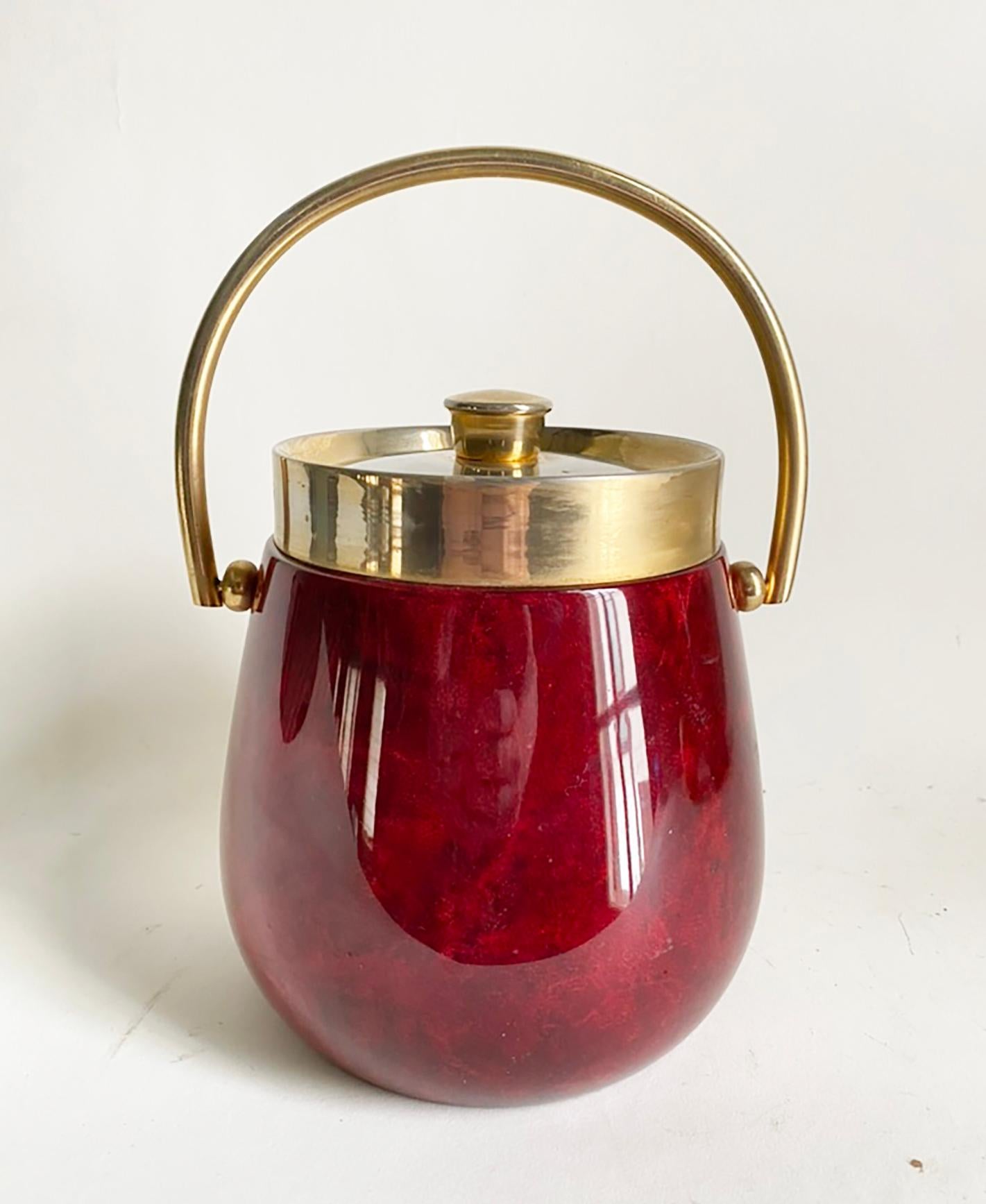 italien Seau à glace Aldo Tura -- Peau de chèvre rouge et laiton -- Italie du milieu du siècle dernier en vente