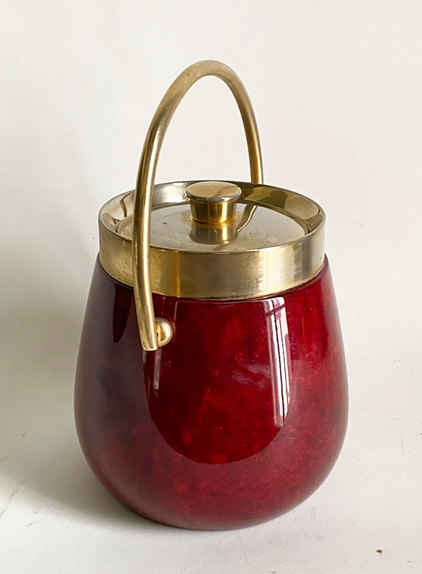 Seau à glace Aldo Tura -- Peau de chèvre rouge et laiton -- Italie du milieu du siècle dernier Bon état - En vente à Minneapolis, MN