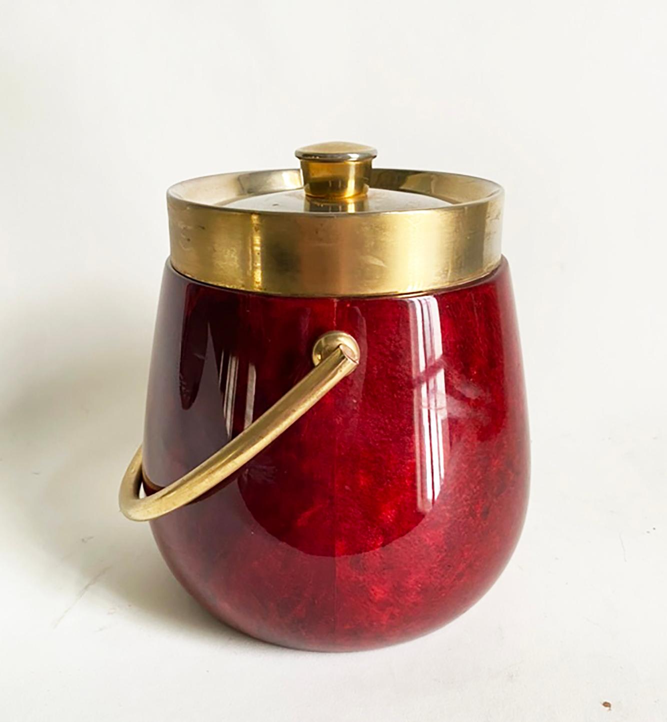 20ième siècle Seau à glace Aldo Tura -- Peau de chèvre rouge et laiton -- Italie du milieu du siècle dernier en vente