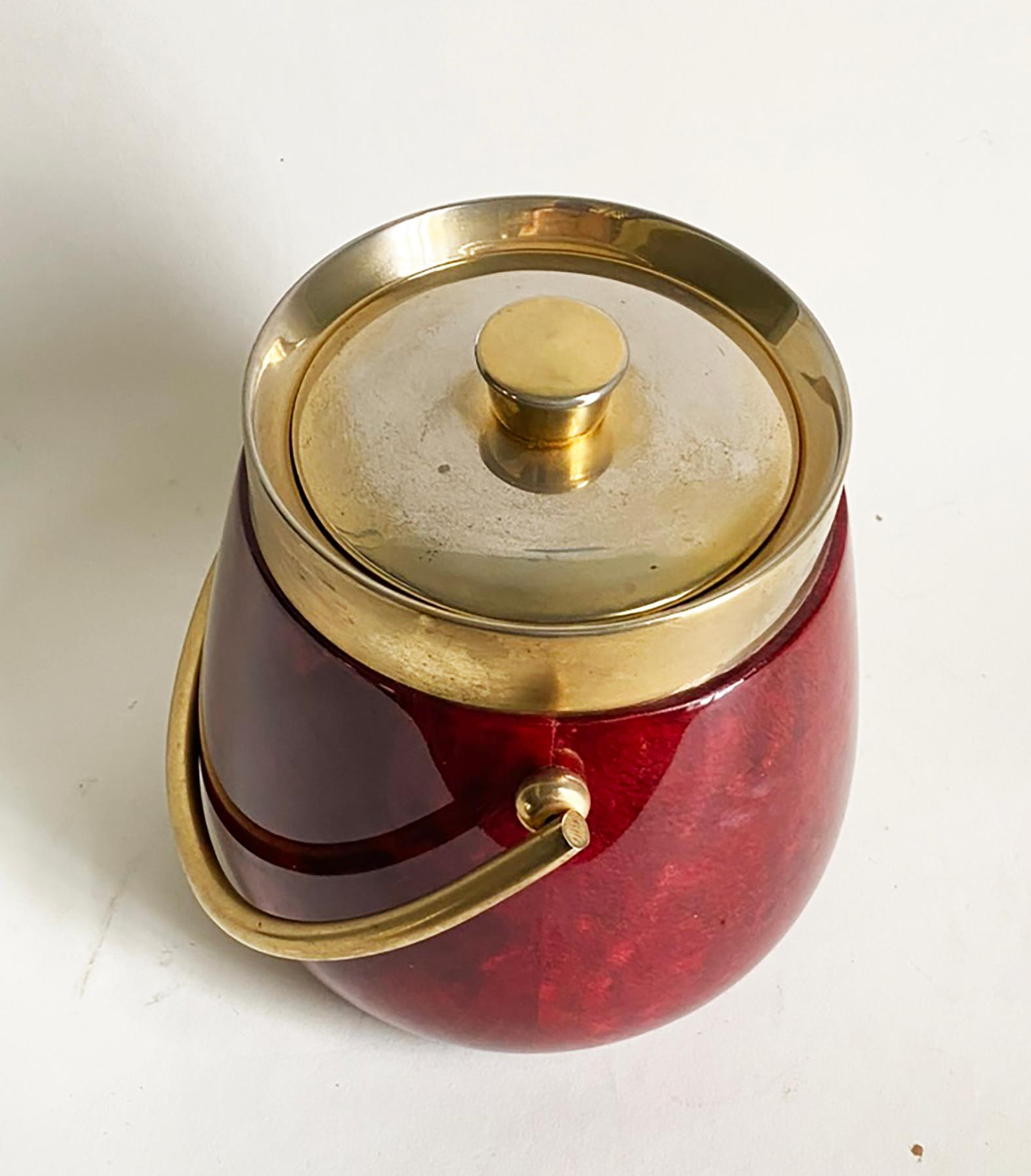 Laiton Seau à glace Aldo Tura -- Peau de chèvre rouge et laiton -- Italie du milieu du siècle dernier en vente