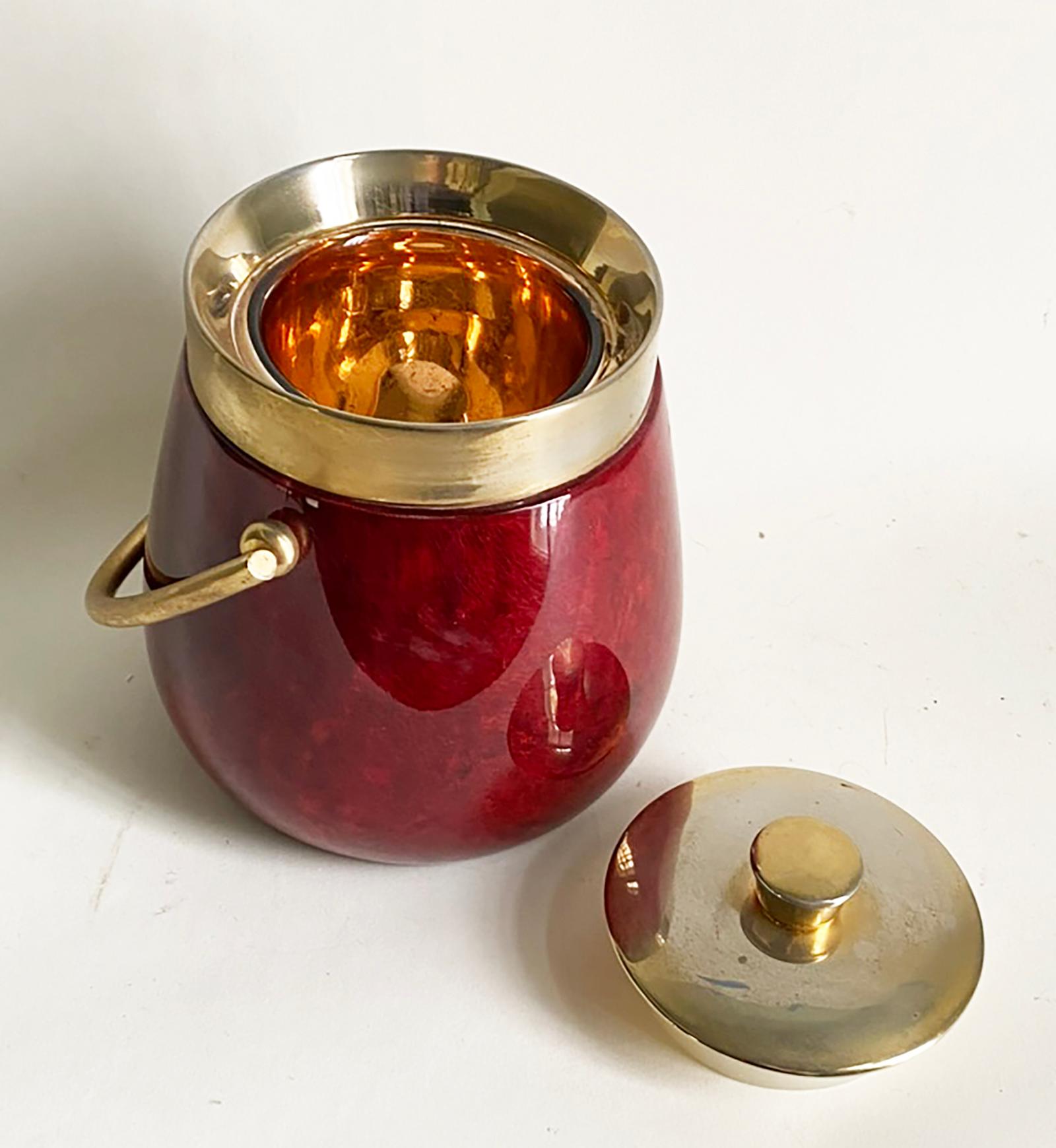 Seau à glace Aldo Tura -- Peau de chèvre rouge et laiton -- Italie du milieu du siècle dernier en vente 1