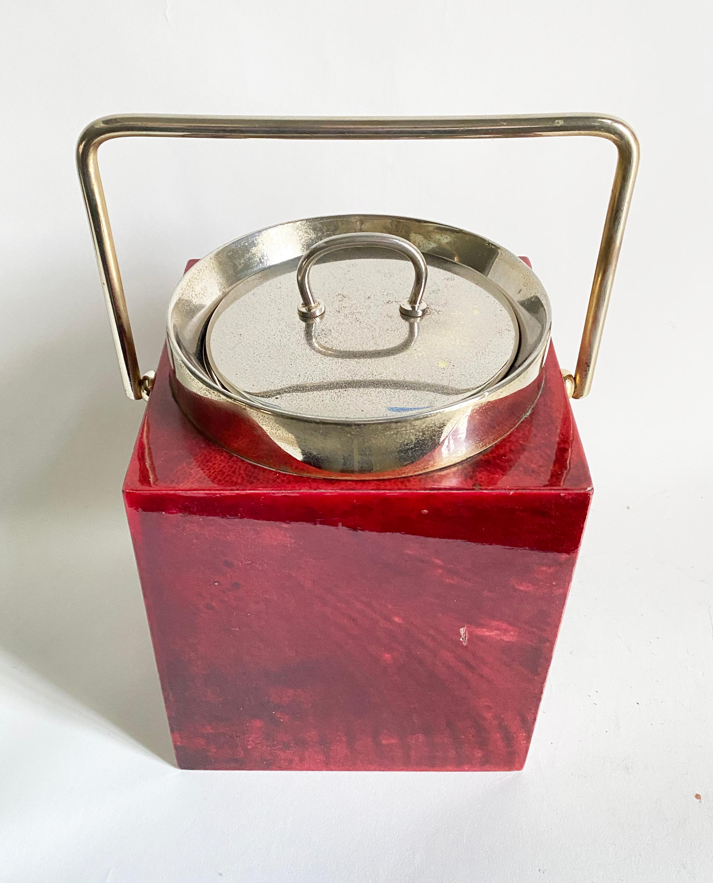 Cubitera Aldo Tura -- Piel de cabra roja y latón cuadrado -- Mediados del siglo italiano Moderno de mediados de siglo en venta