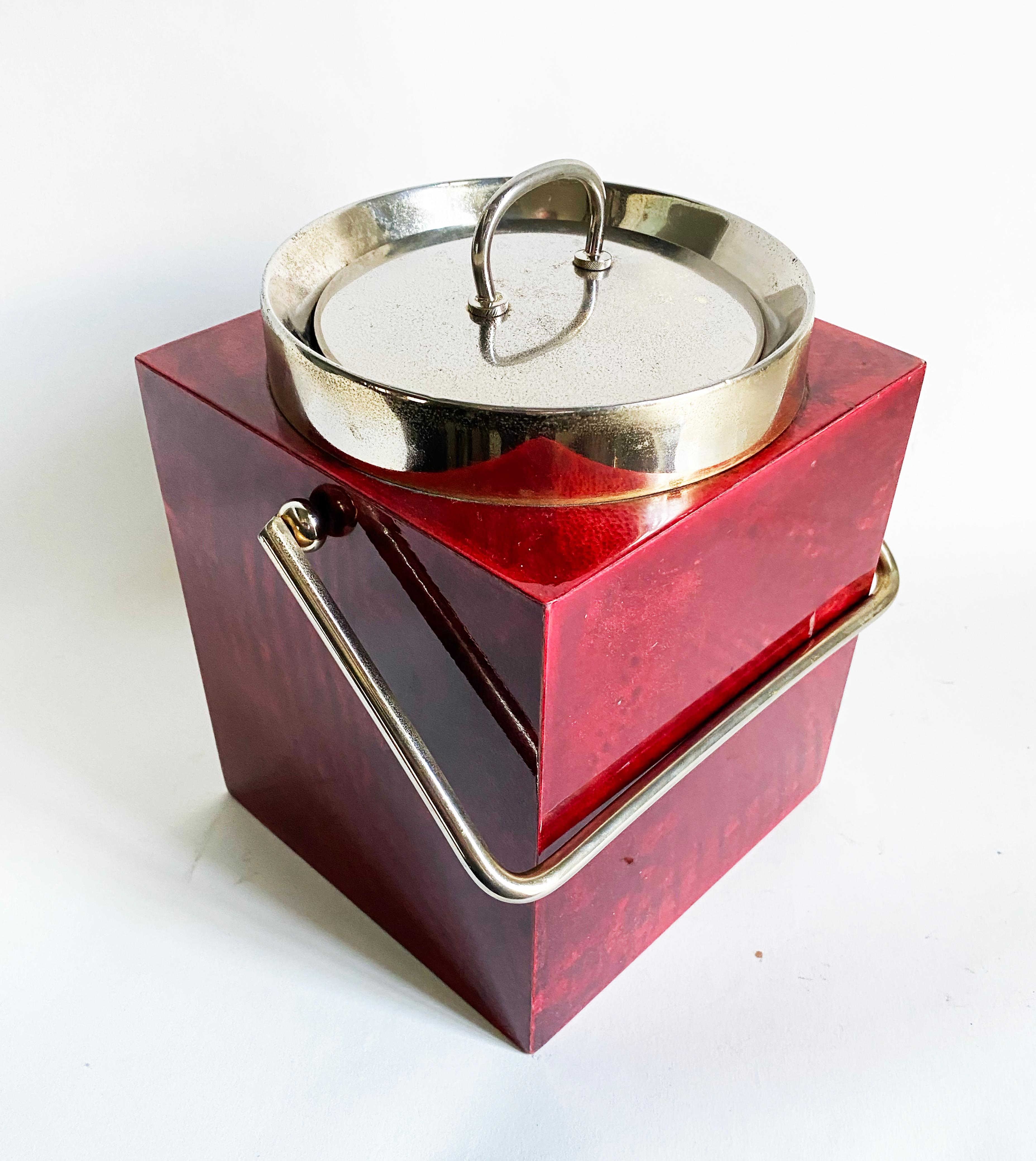 Cubitera Aldo Tura -- Piel de cabra roja y latón cuadrado -- Mediados del siglo italiano Italiano en venta