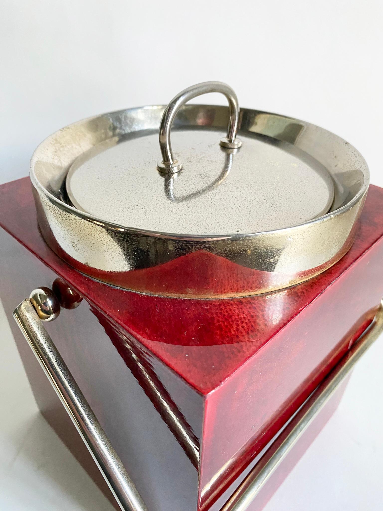 Cubitera Aldo Tura -- Piel de cabra roja y latón cuadrado -- Mediados del siglo italiano en Bueno estado para la venta en Minneapolis, MN