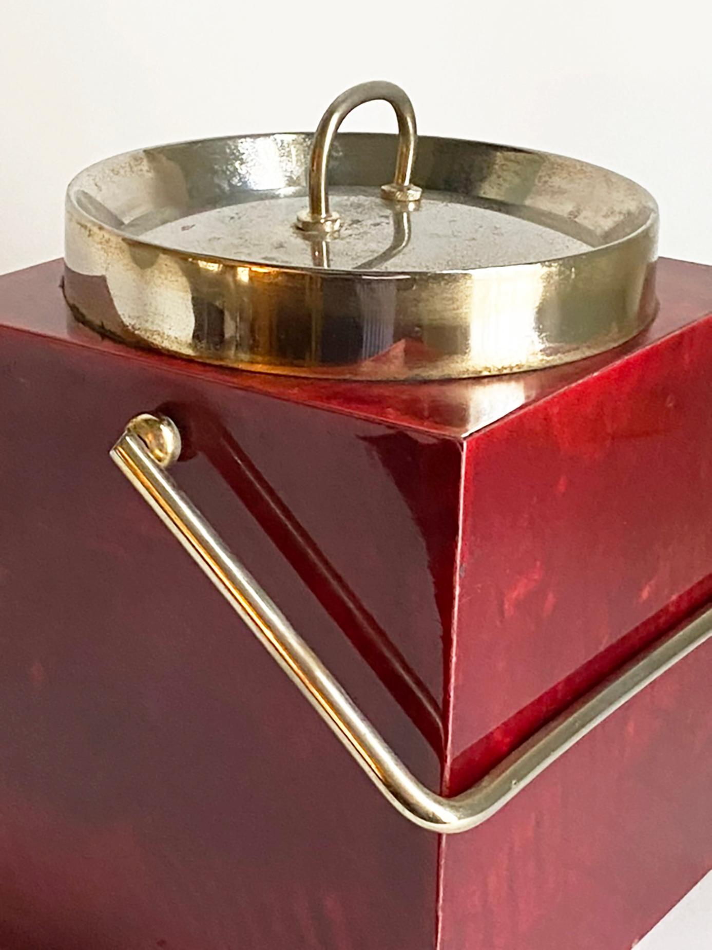 Cubitera Aldo Tura -- Piel de cabra roja y latón cuadrado -- Mediados del siglo italiano siglo XX en venta