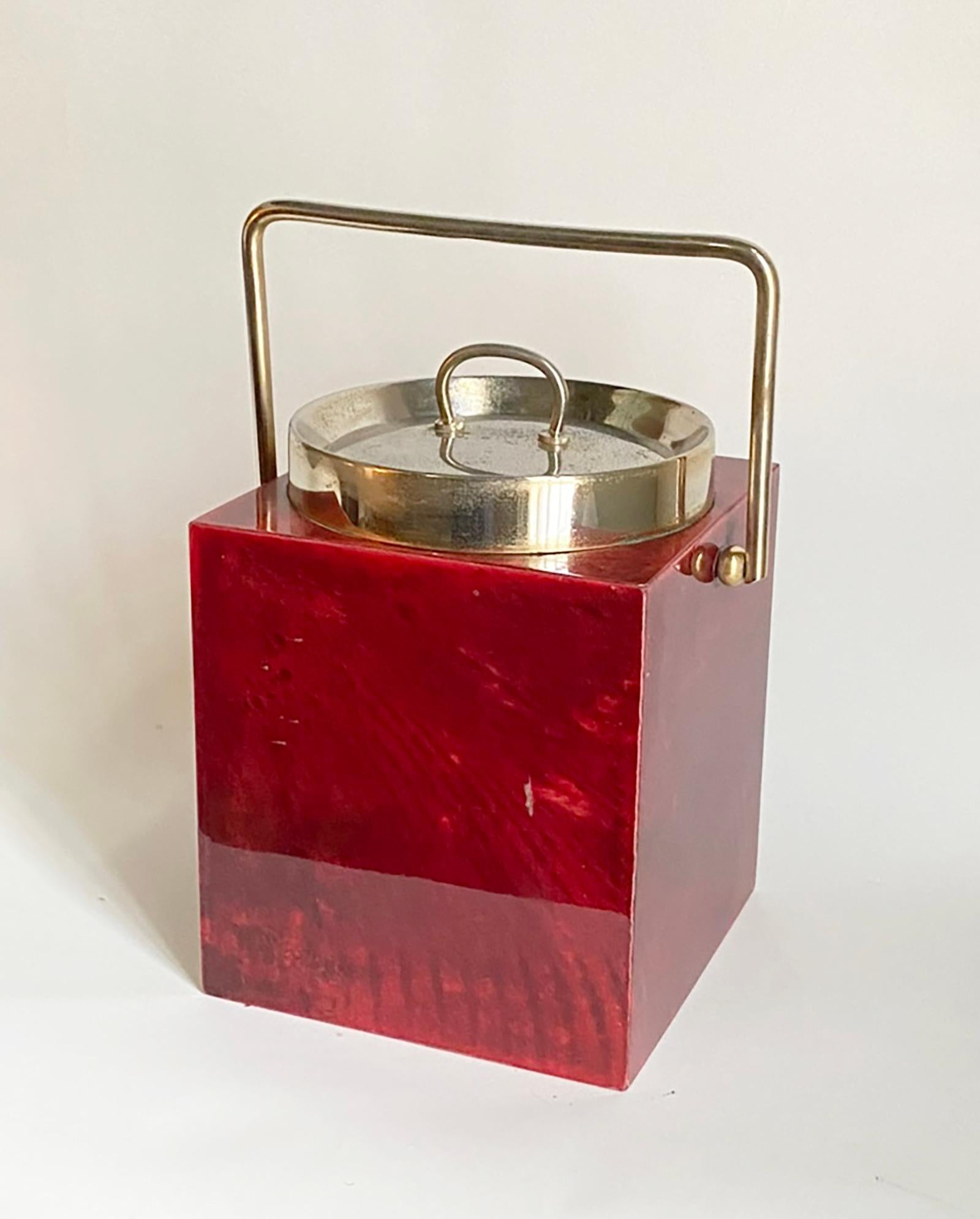 Cubitera Aldo Tura -- Piel de cabra roja y latón cuadrado -- Mediados del siglo italiano Latón en venta