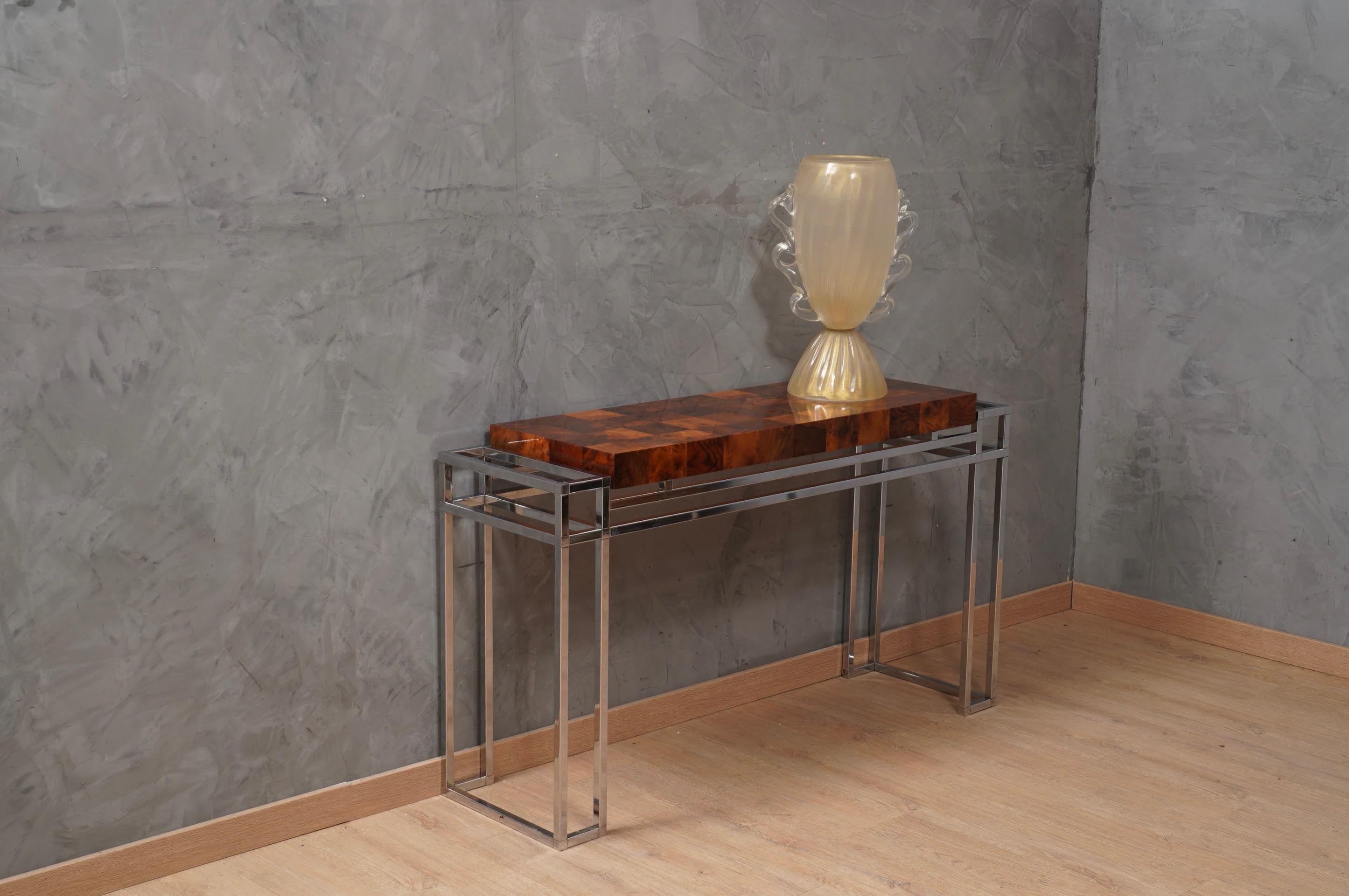 Refined and elegant console in chrome and wood, one of a kind design; chrome and wood design go perfectly together. This slick material turns this console table into a modernist sculpture with sharp and geometric corners.

The console is composed of