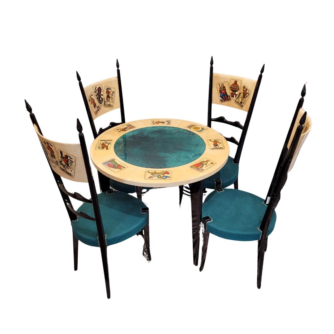 Stunning game table with images from the Italian Card Deck
Game table, consisting of table and 4 chairs in walnut and enameled parchment, decorated with Neapolitan papers, seat of the chairs in fabric Signed under the table top.
A very difficult