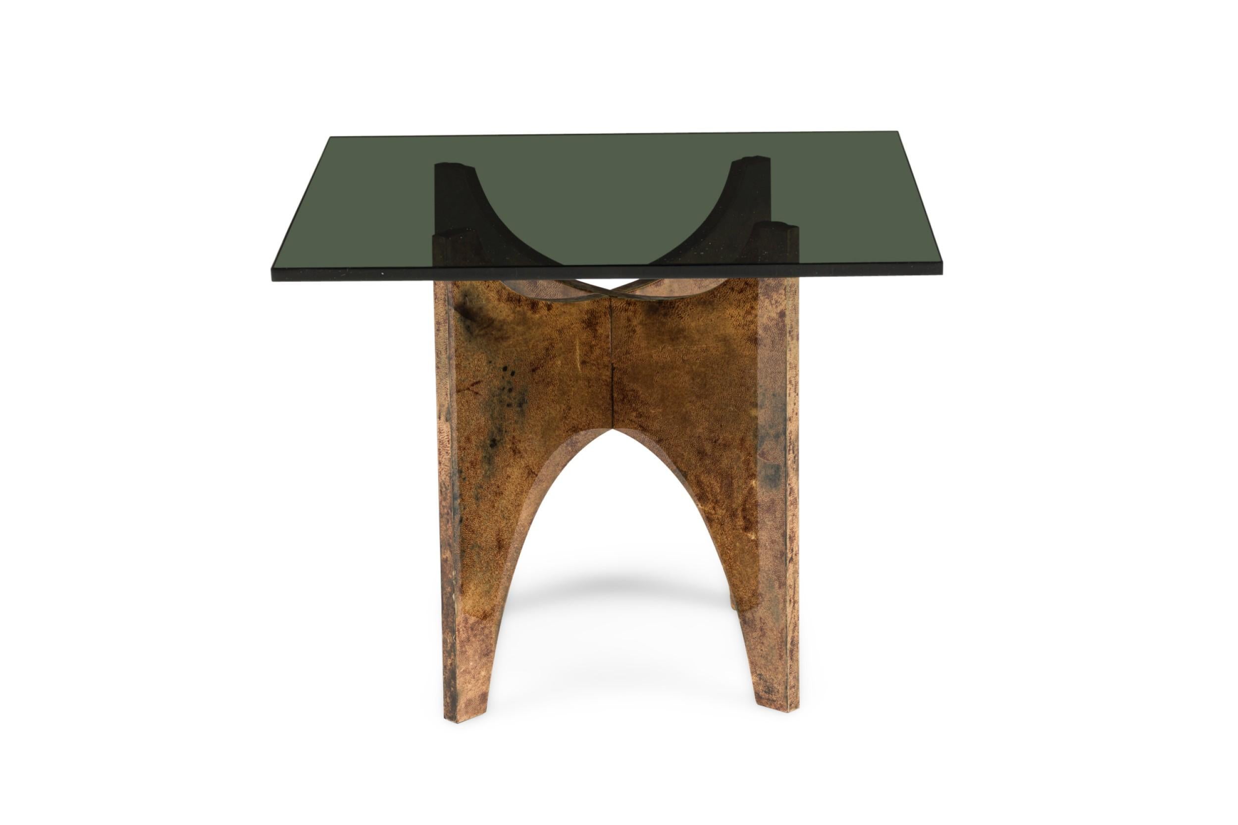 Italienischer Mid-Century hellbrauner pergamentfarbener quadratischer Parabolplattenfuß, niedriger Beistelltisch mit quadratischer Rauchglasplatte (ALDO TURA)