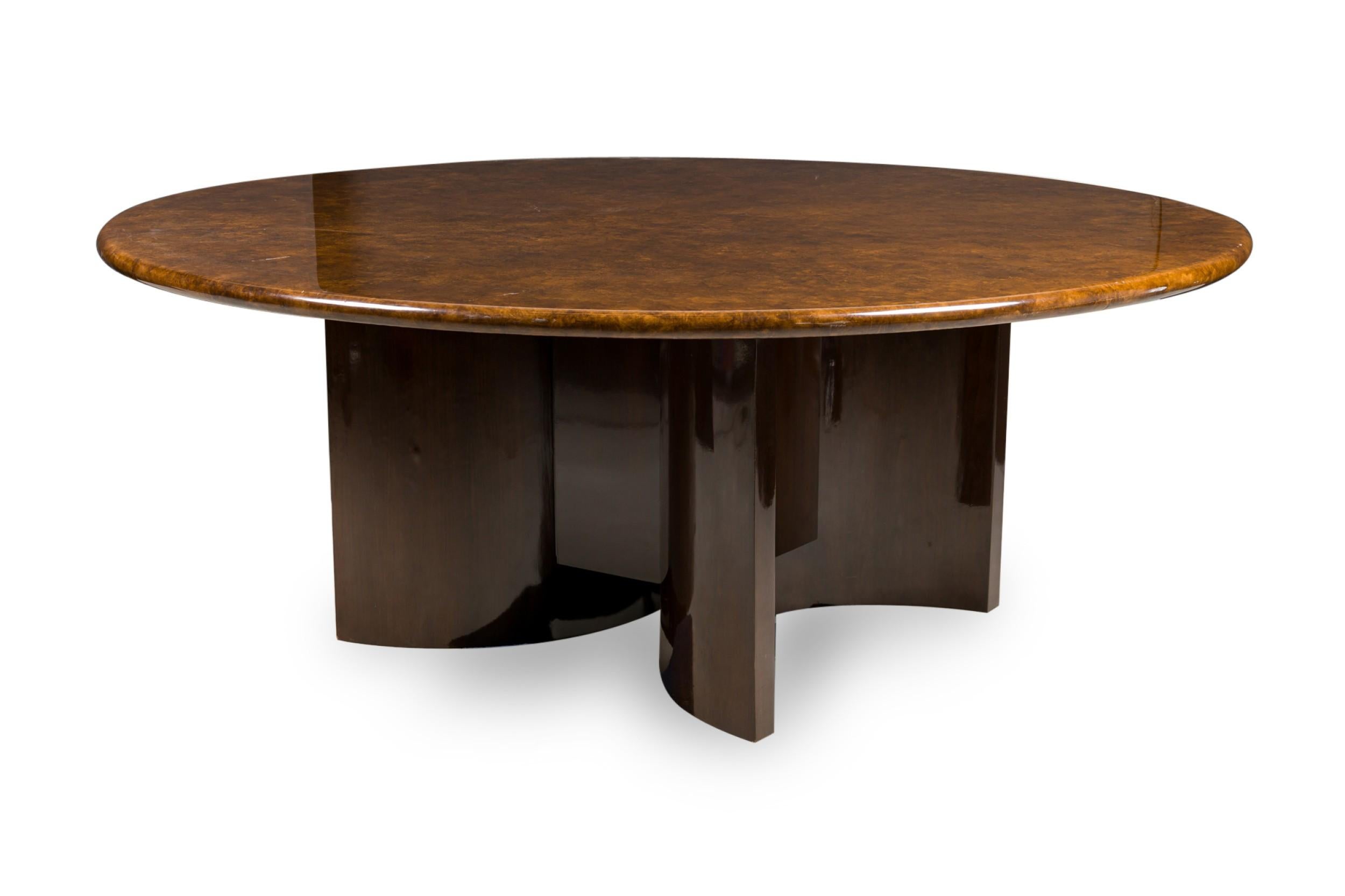 Table de salle à manger / table centrale italienne du milieu du siècle, avec un grand plateau circulaire en parchemin / peau de chèvre marron foncé et finition laquée brillante, reposant sur un piédestal construit à partir de pièces incurvées en