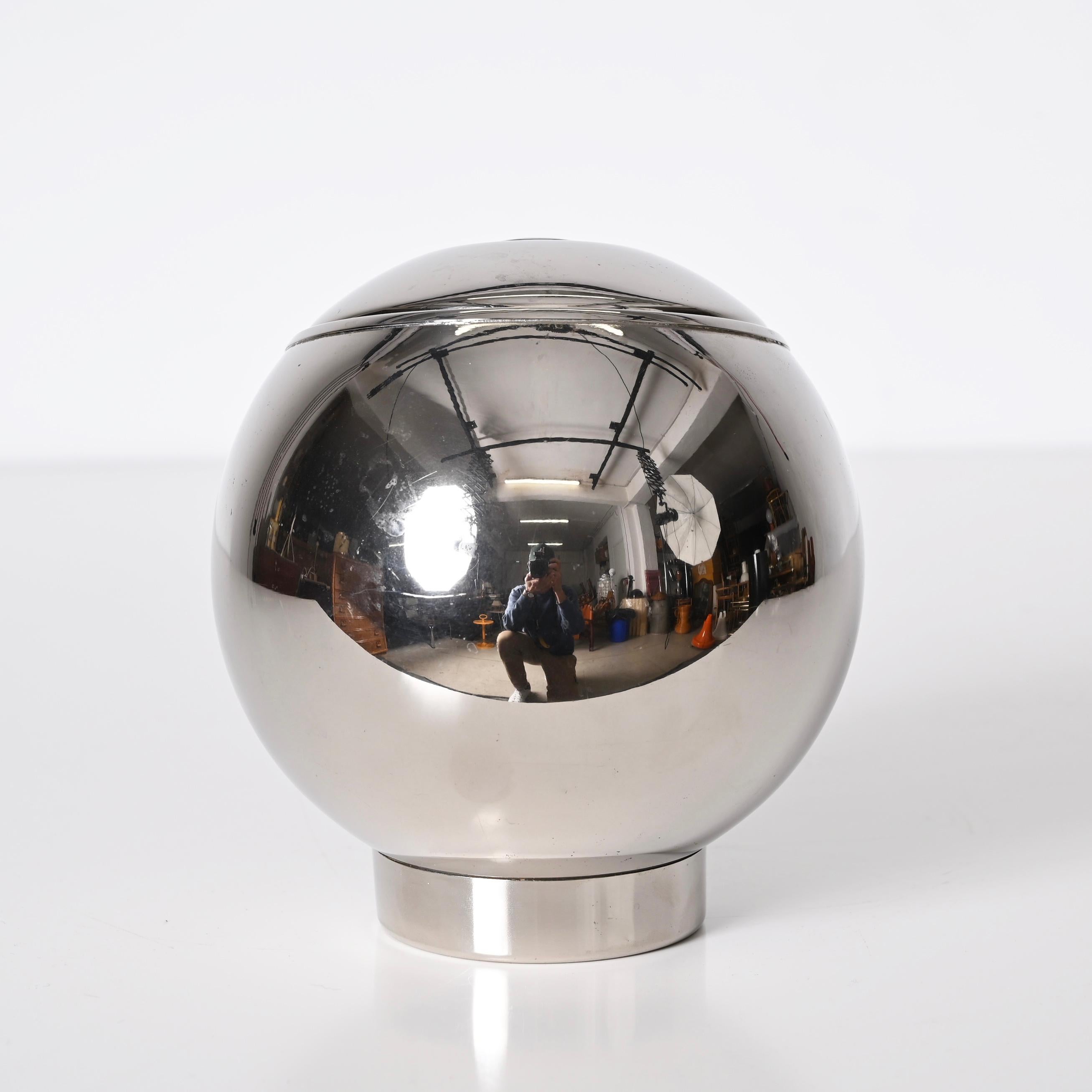 20ième siècle Seau à glace rond italien en chrome Aldo Tura, Italie, années 1970 en vente