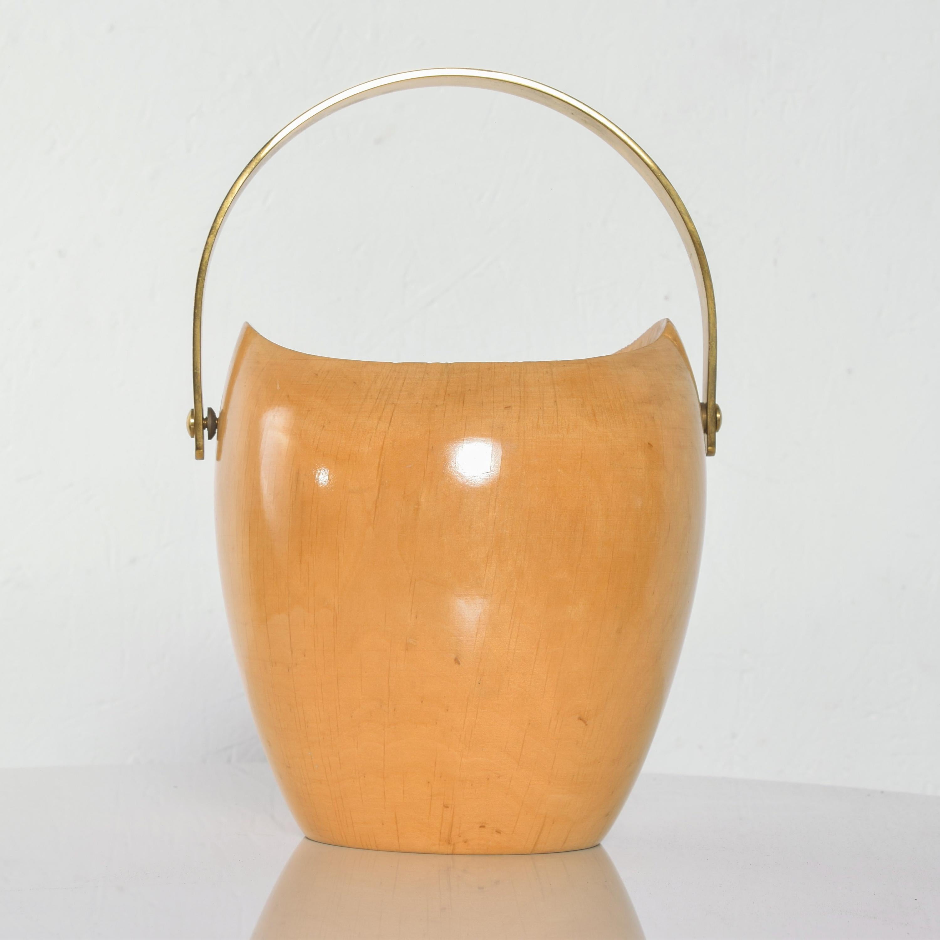 1960s Aldo Tura for Macabo Italy glossy finished wood and polished brass handle sculptural ice bucket vintage Italy Mid-Century Modern.
Plus snappy red interior! Polished brass handle.
Original unrestored condition. Very good vintage.
Maker