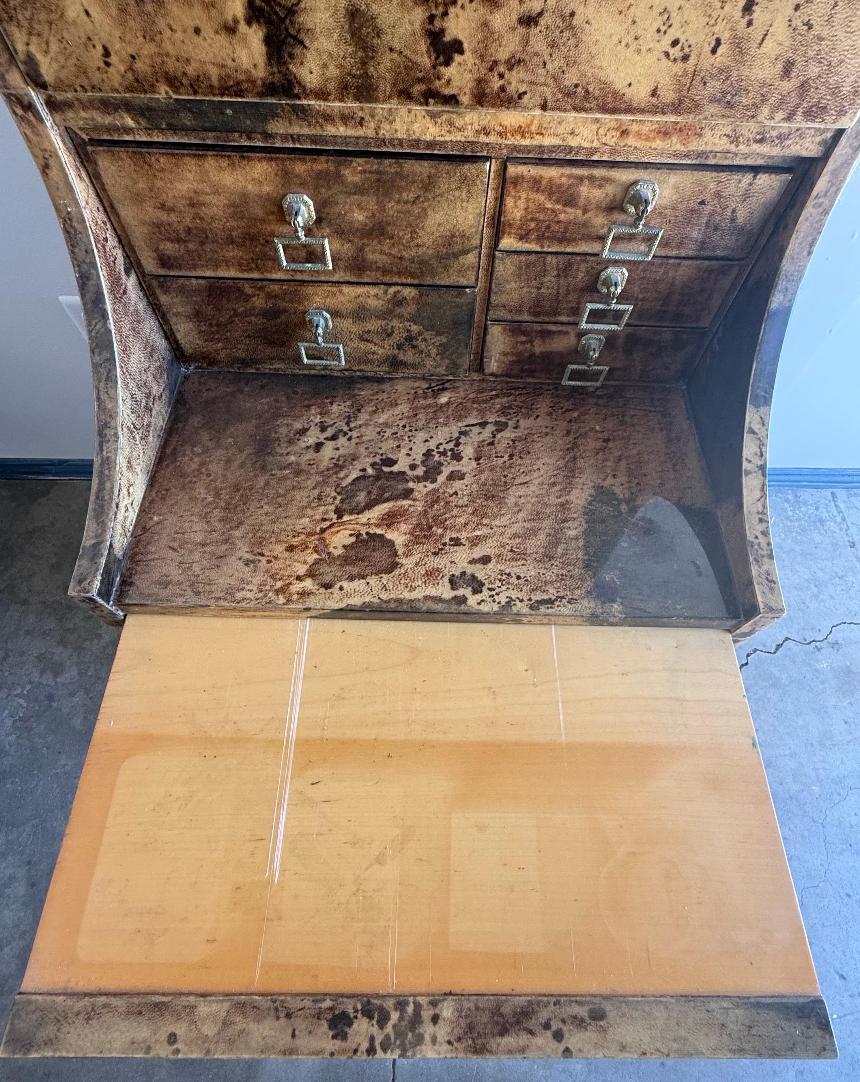 Meuble bar en peau de chèvre laqué Aldo Tura en vente 7