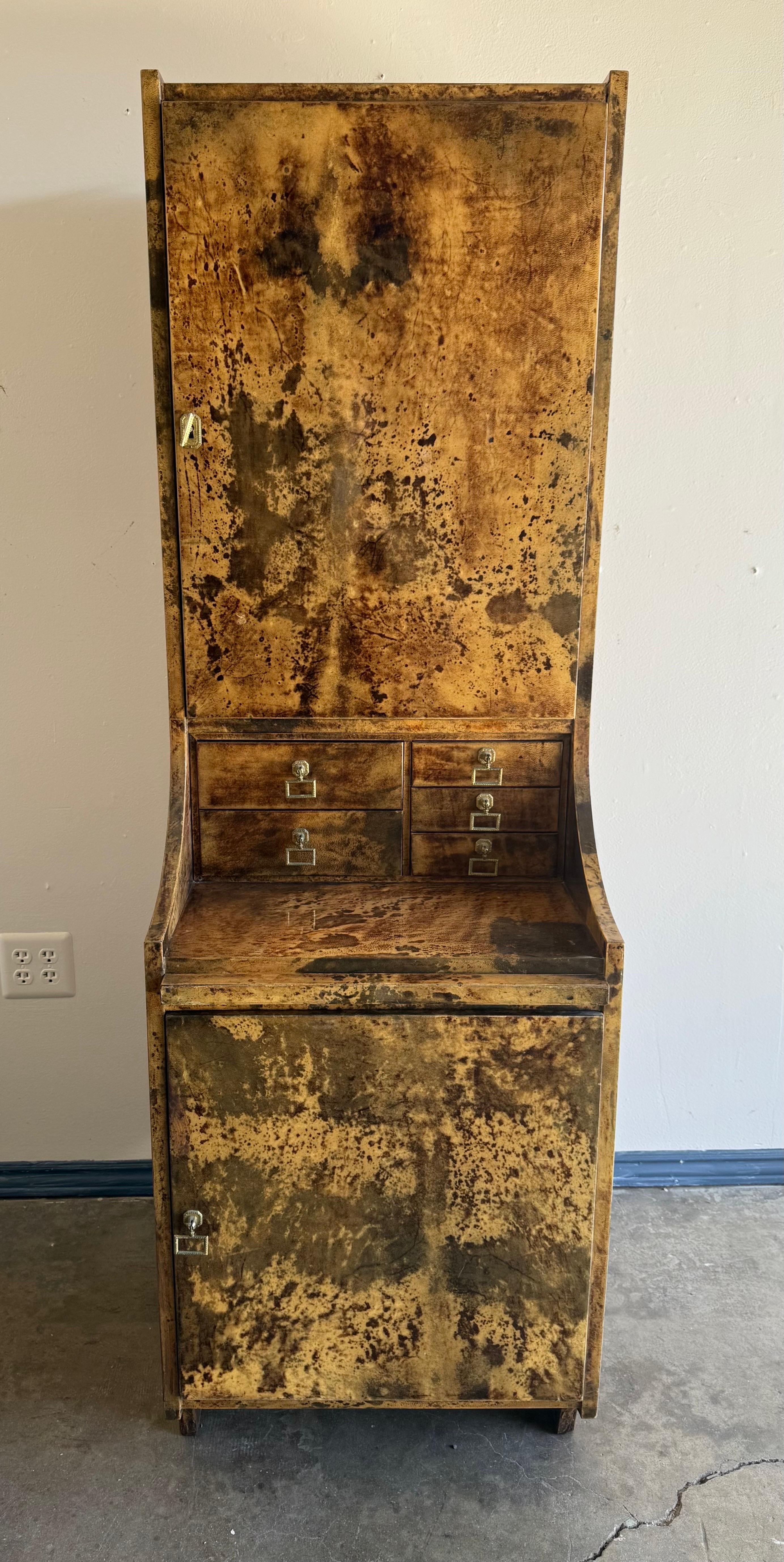 Cette pièce étonnante est un meuble de bar labellisé par Aldo Tura, un bel exemple du design moderne italien du milieu du siècle dernier. Aldo Tura était un designer milanais connu pour son utilisation luxueuse et distinctive des matériaux, en