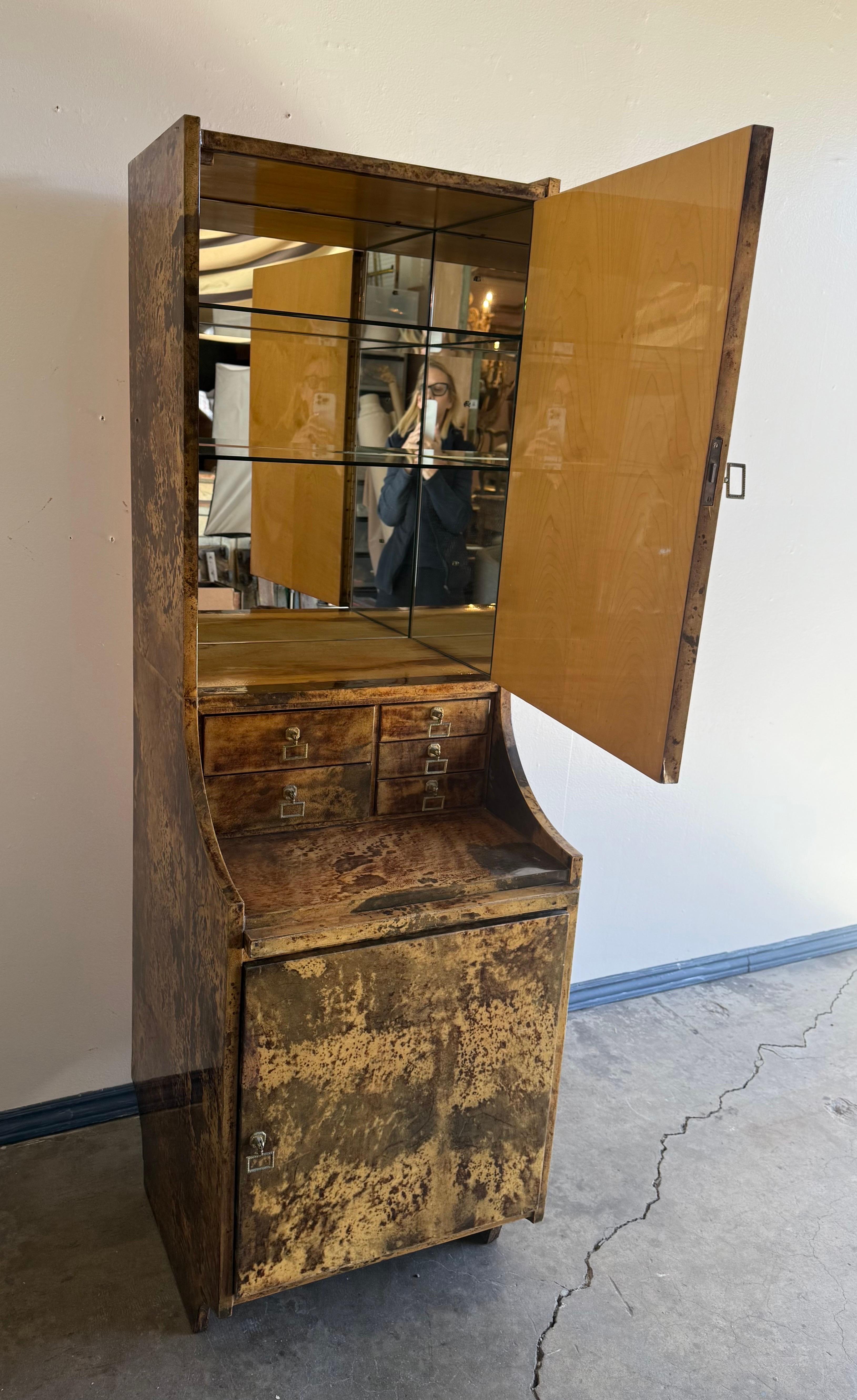 Meuble bar en peau de chèvre laqué Aldo Tura Abîmé - En vente à Los Angeles, CA
